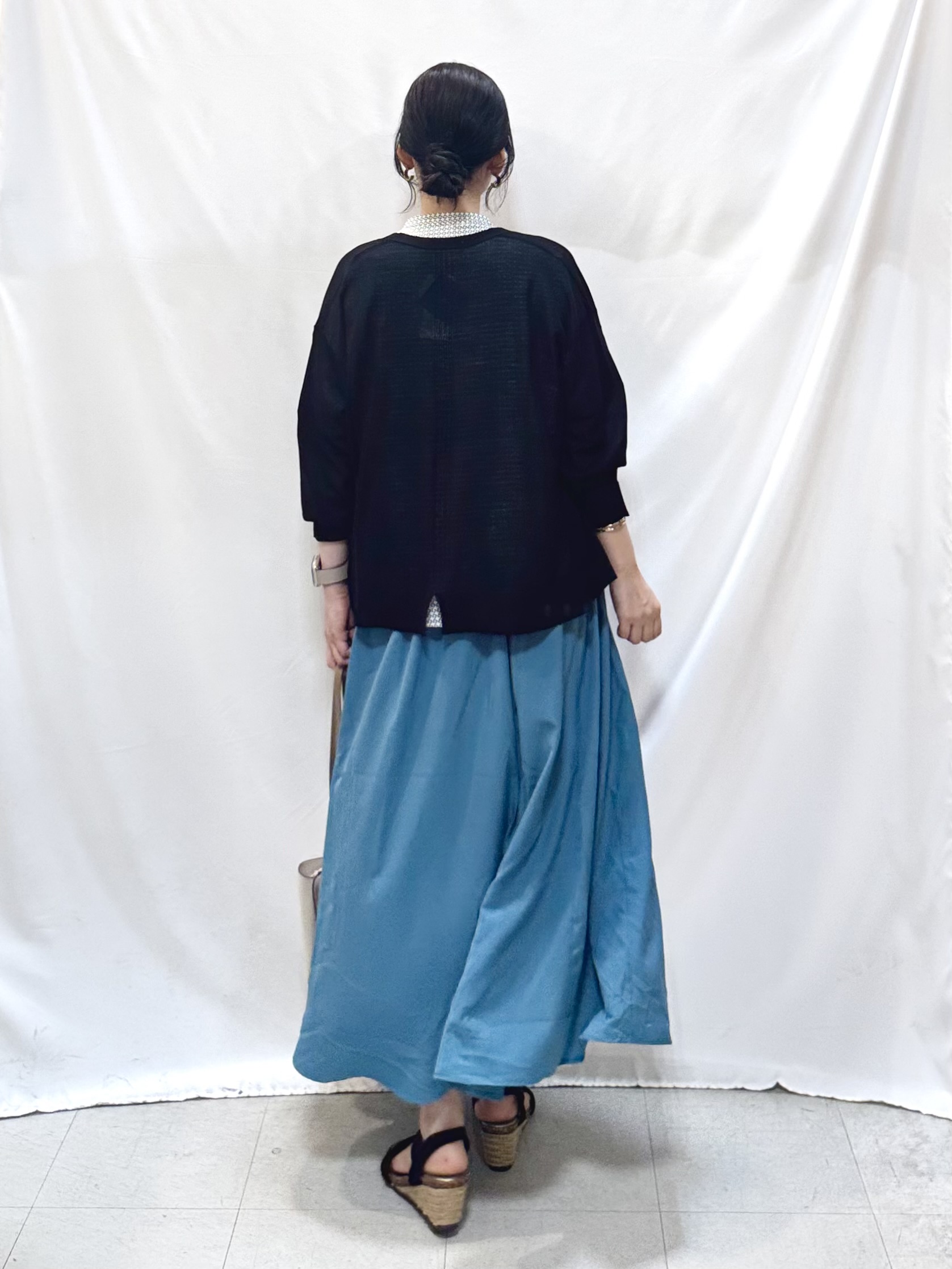 𝐇𝐢𝐫𝐨𝐦𝐢さんの「SHOO･LA･RUE｜【ひんやり/洗濯機可/S-LL】オンにもオフにも マルチに使えるボタンレスカーディガン」を使ったコーディネート