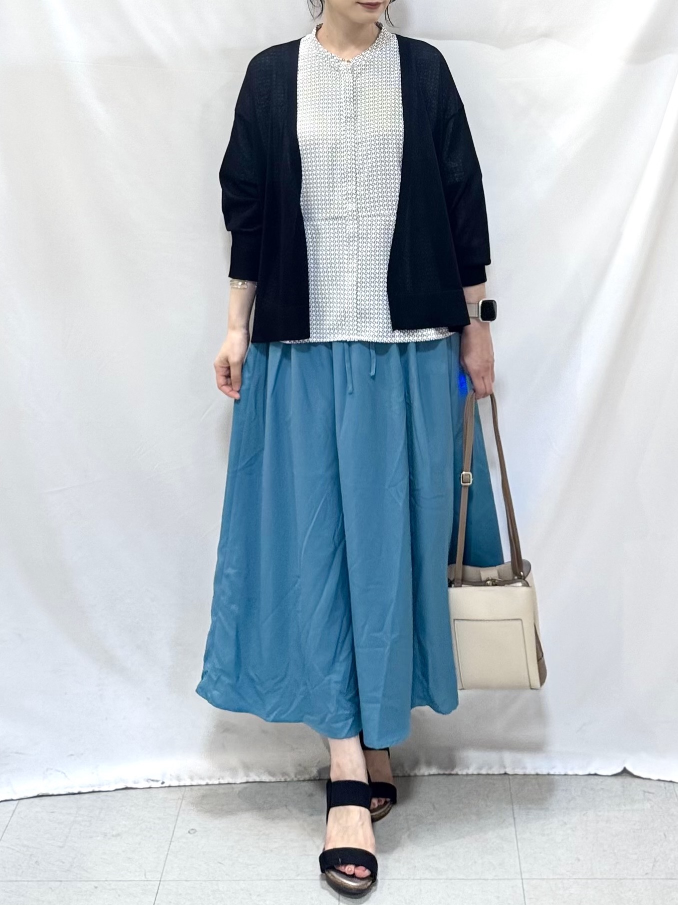 𝐇𝐢𝐫𝐨𝐦𝐢さんの「SHOO･LA･RUE｜【ひんやり/洗濯機可/S-LL】オンにもオフにも マルチに使えるボタンレスカーディガン」を使ったコーディネート