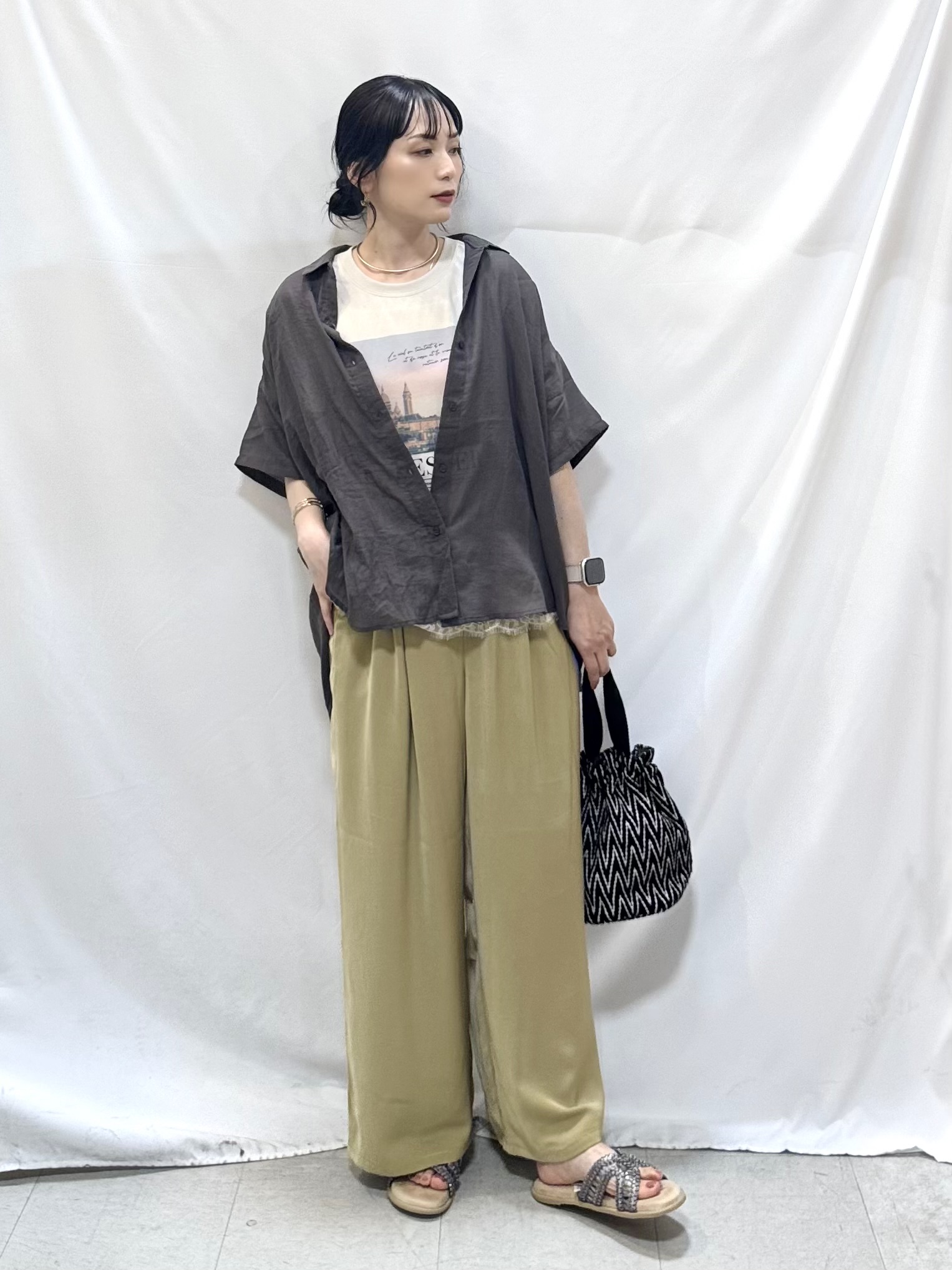 𝐇𝐢𝐫𝐨𝐦𝐢さんの「SHOO･LA･RUE｜ヒップがすっぽり隠れる やわらか5分袖シアーシャツ」を使ったコーディネート