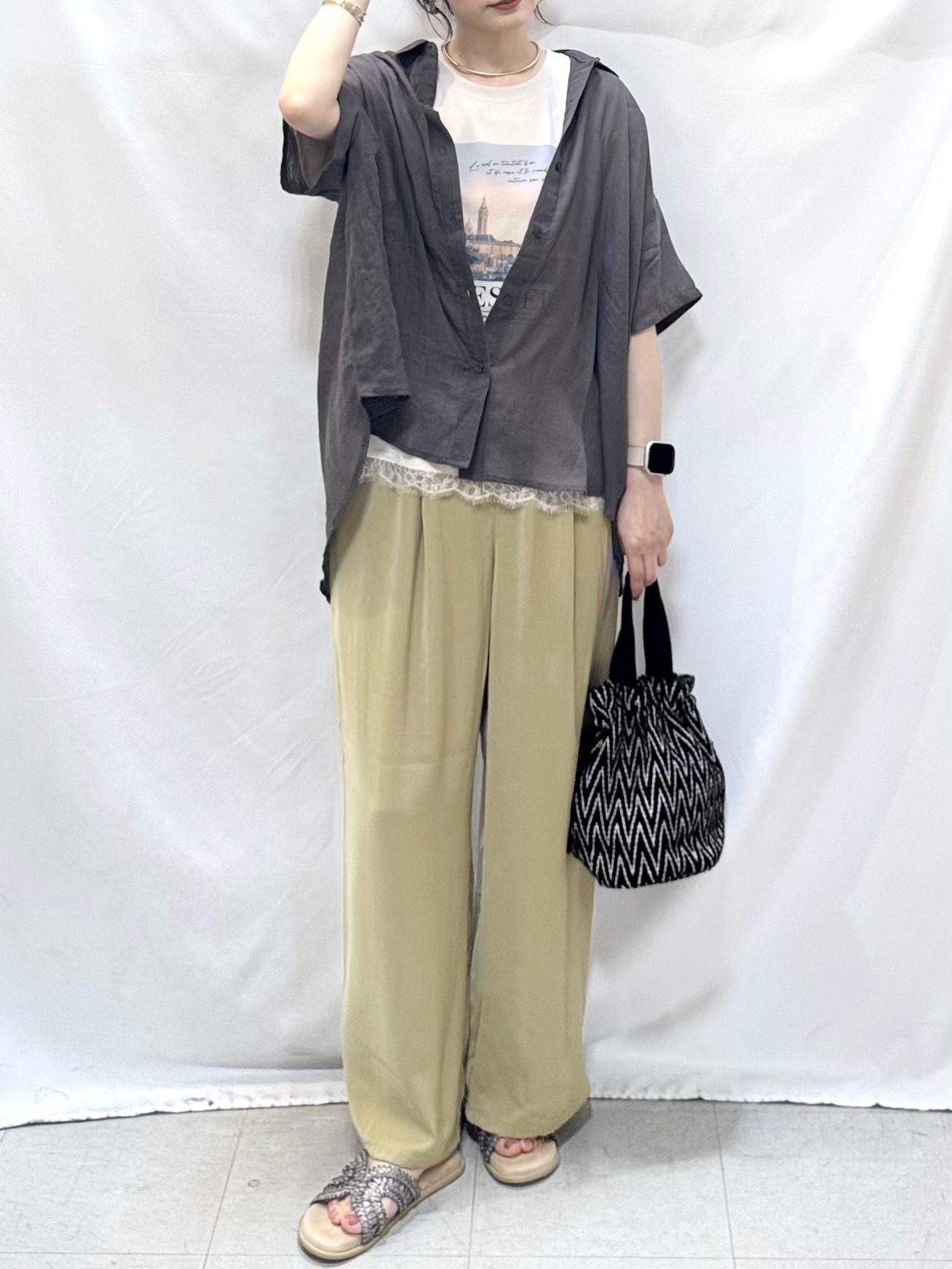 𝐇𝐢𝐫𝐨𝐦𝐢さんの「SHOO･LA･RUE｜ヒップがすっぽり隠れる やわらか5分袖シアーシャツ」を使ったコーディネート