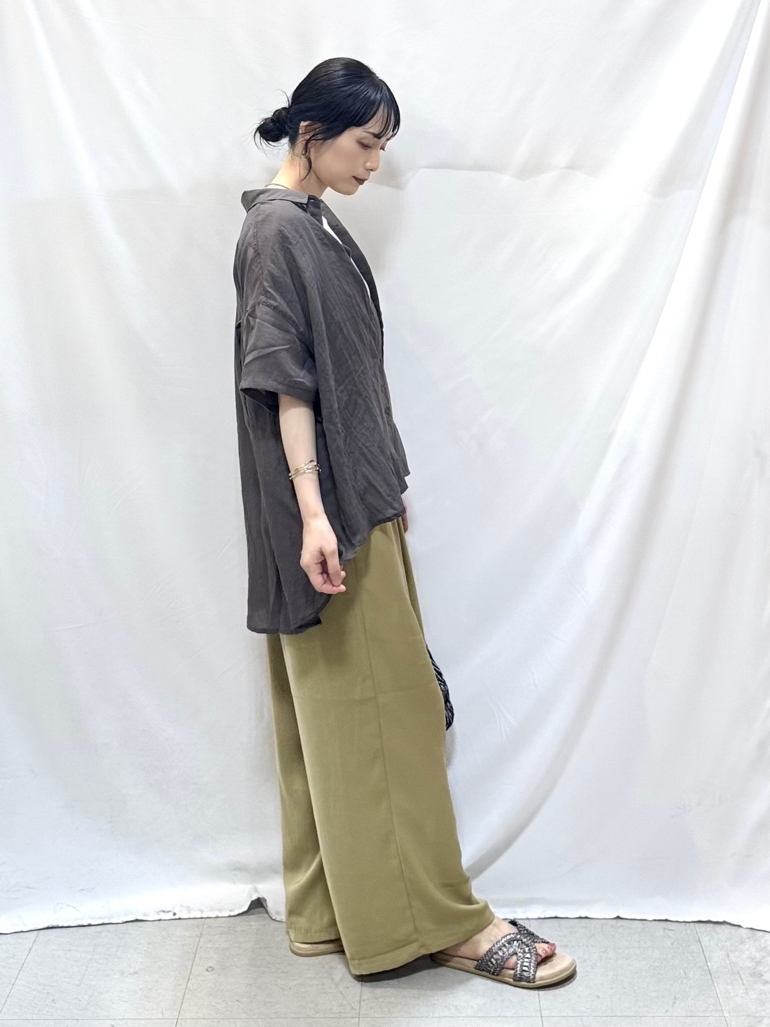 𝐇𝐢𝐫𝐨𝐦𝐢さんの「SHOO･LA･RUE｜ヒップがすっぽり隠れる やわらか5分袖シアーシャツ」を使ったコーディネート