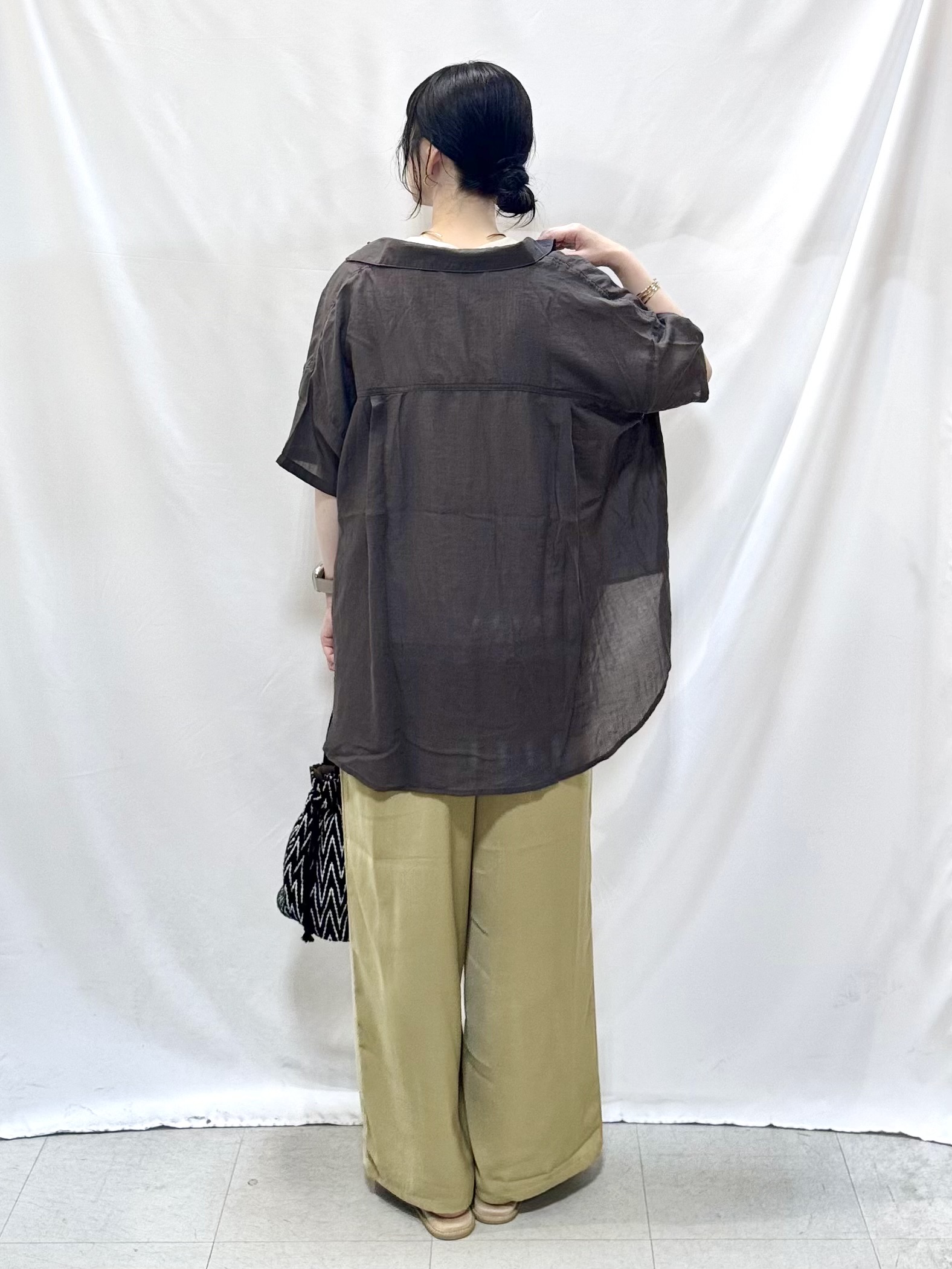 𝐇𝐢𝐫𝐨𝐦𝐢さんの「SHOO･LA･RUE｜ヒップがすっぽり隠れる やわらか5分袖シアーシャツ」を使ったコーディネート