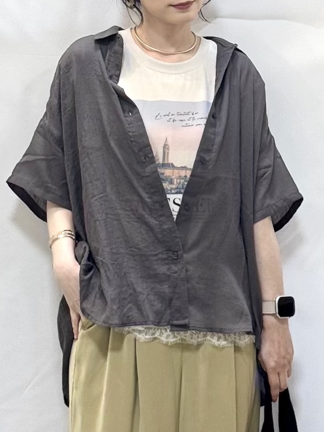 𝐇𝐢𝐫𝐨𝐦𝐢さんの「SHOO･LA･RUE｜ヒップがすっぽり隠れる やわらか5分袖シアーシャツ」を使ったコーディネート