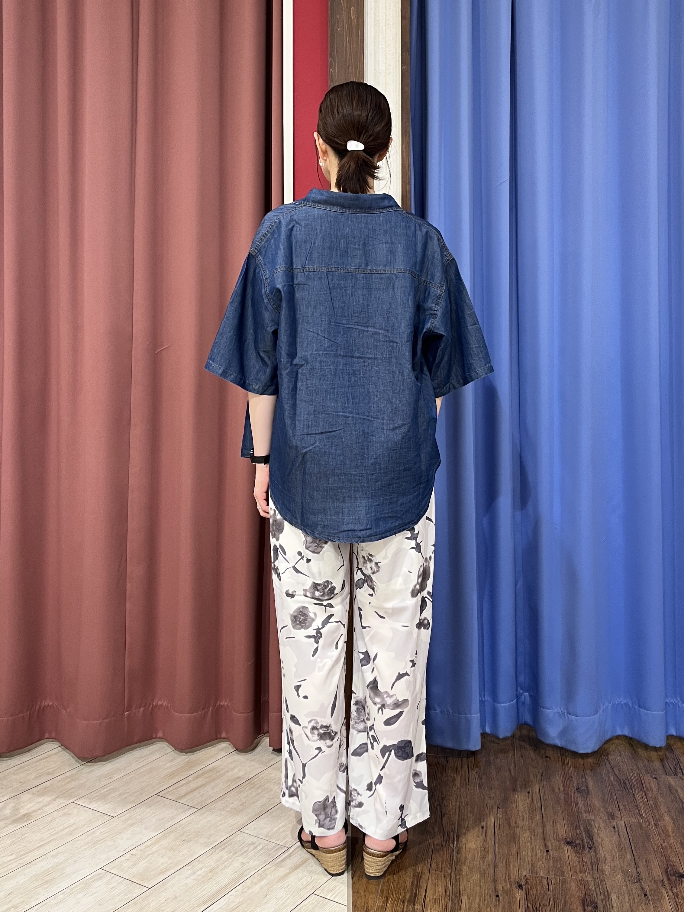 muさんの「SHOO･LA･RUE｜【汗じみ防止/ひんやり/S-LL】インせず着られる 刺繍ロゴTシャツ」を使ったコーディネート
