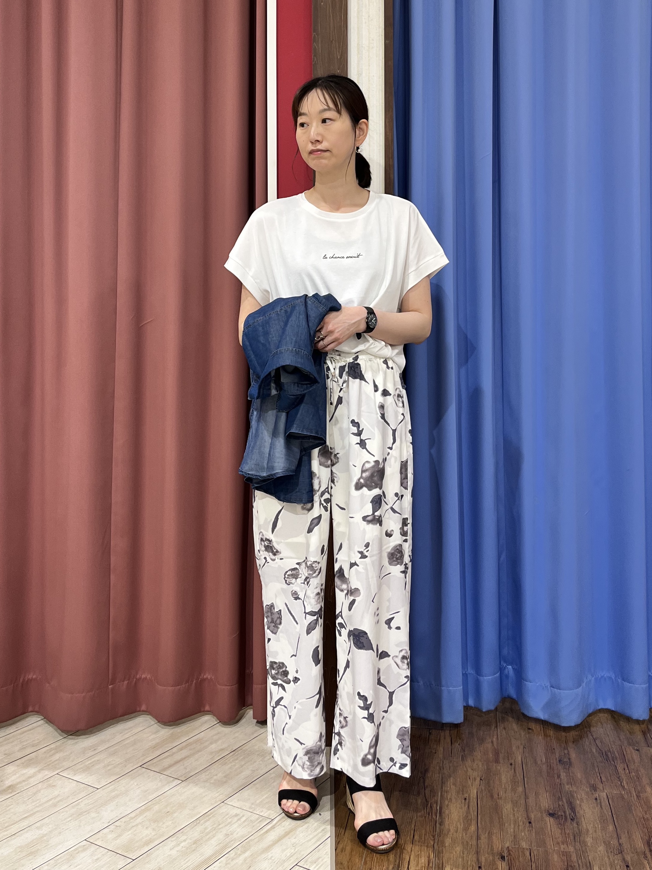 muさんの「SHOO･LA･RUE｜【汗じみ防止/ひんやり/S-LL】インせず着られる 刺繍ロゴTシャツ」を使ったコーディネート