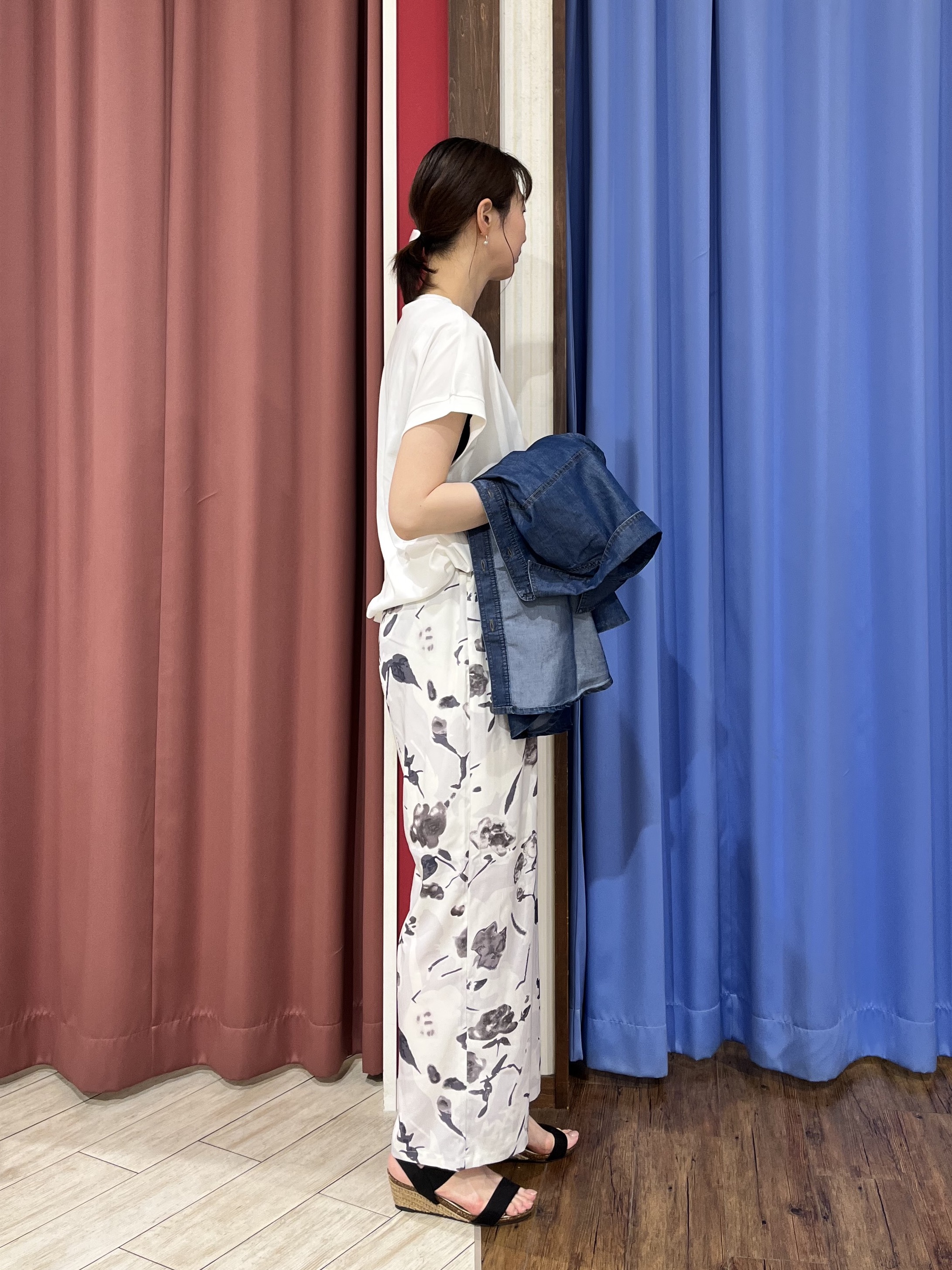 muさんの「SHOO･LA･RUE｜【汗じみ防止/ひんやり/S-LL】インせず着られる 刺繍ロゴTシャツ」を使ったコーディネート