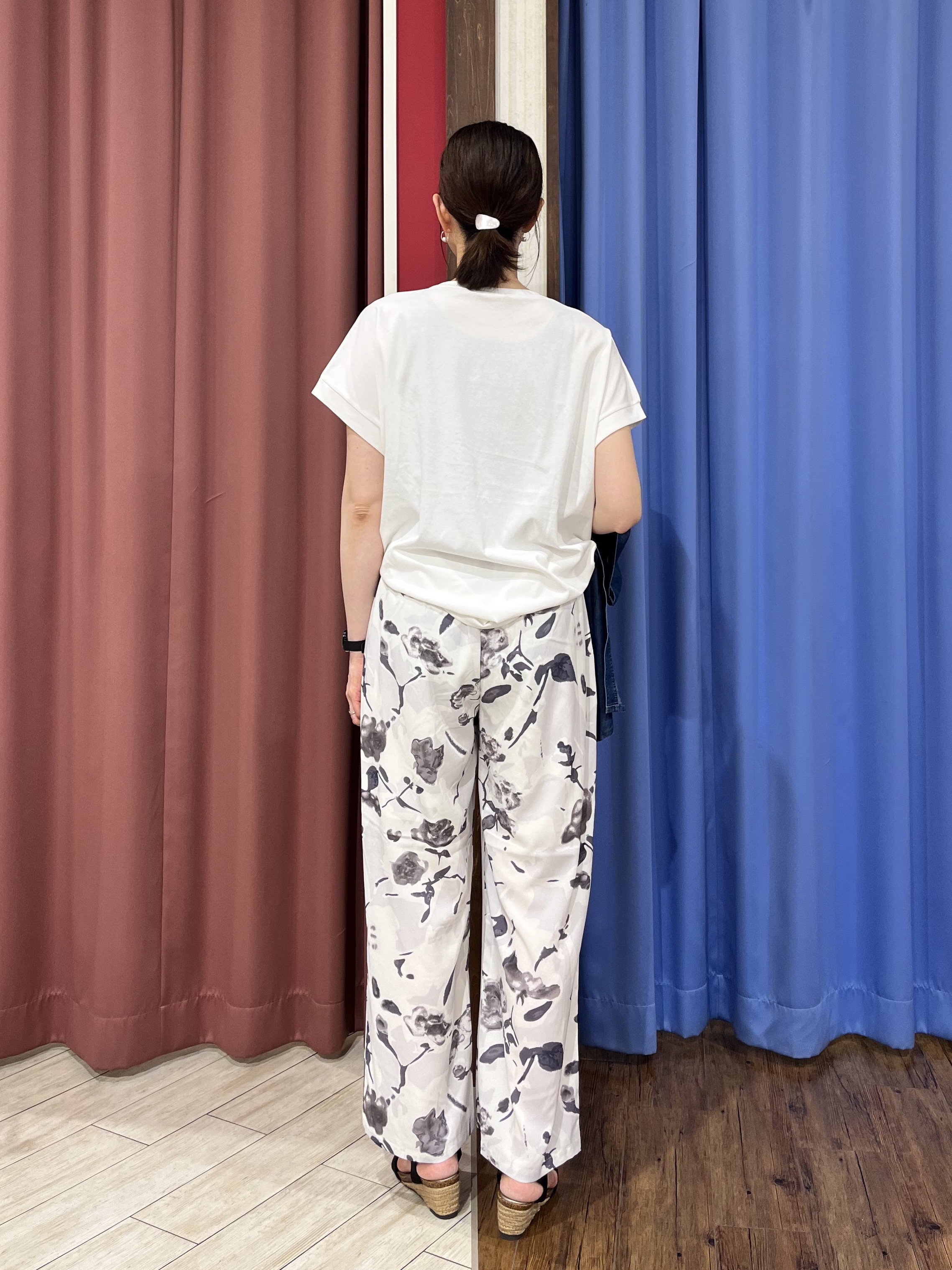 muさんの「SHOO･LA･RUE｜【汗じみ防止/ひんやり/S-LL】インせず着られる 刺繍ロゴTシャツ」を使ったコーディネート