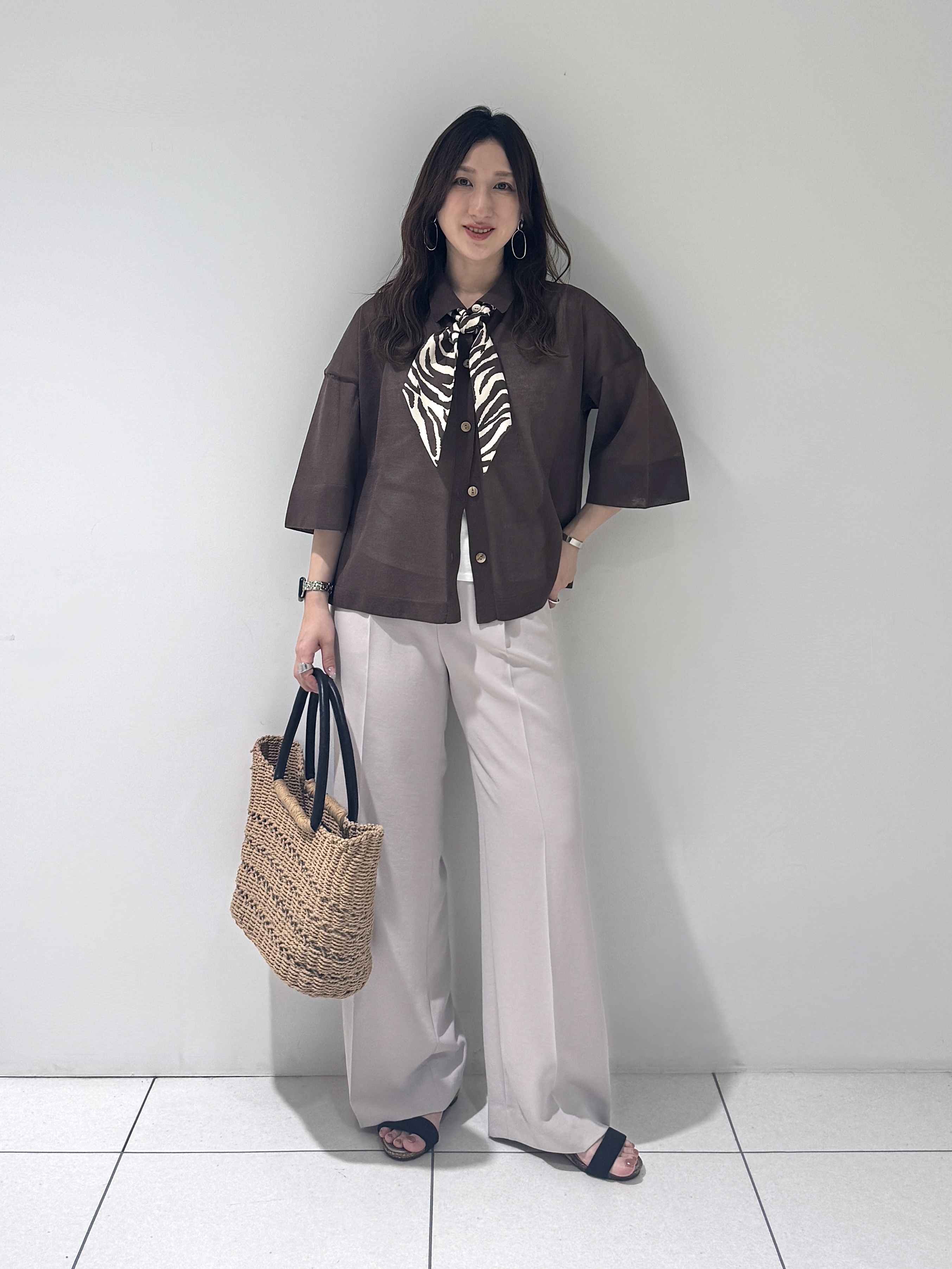 そんさんの「INDIVI｜【洗える／シアー】衿付きシャツライクニットカーディガン」を使ったコーディネート