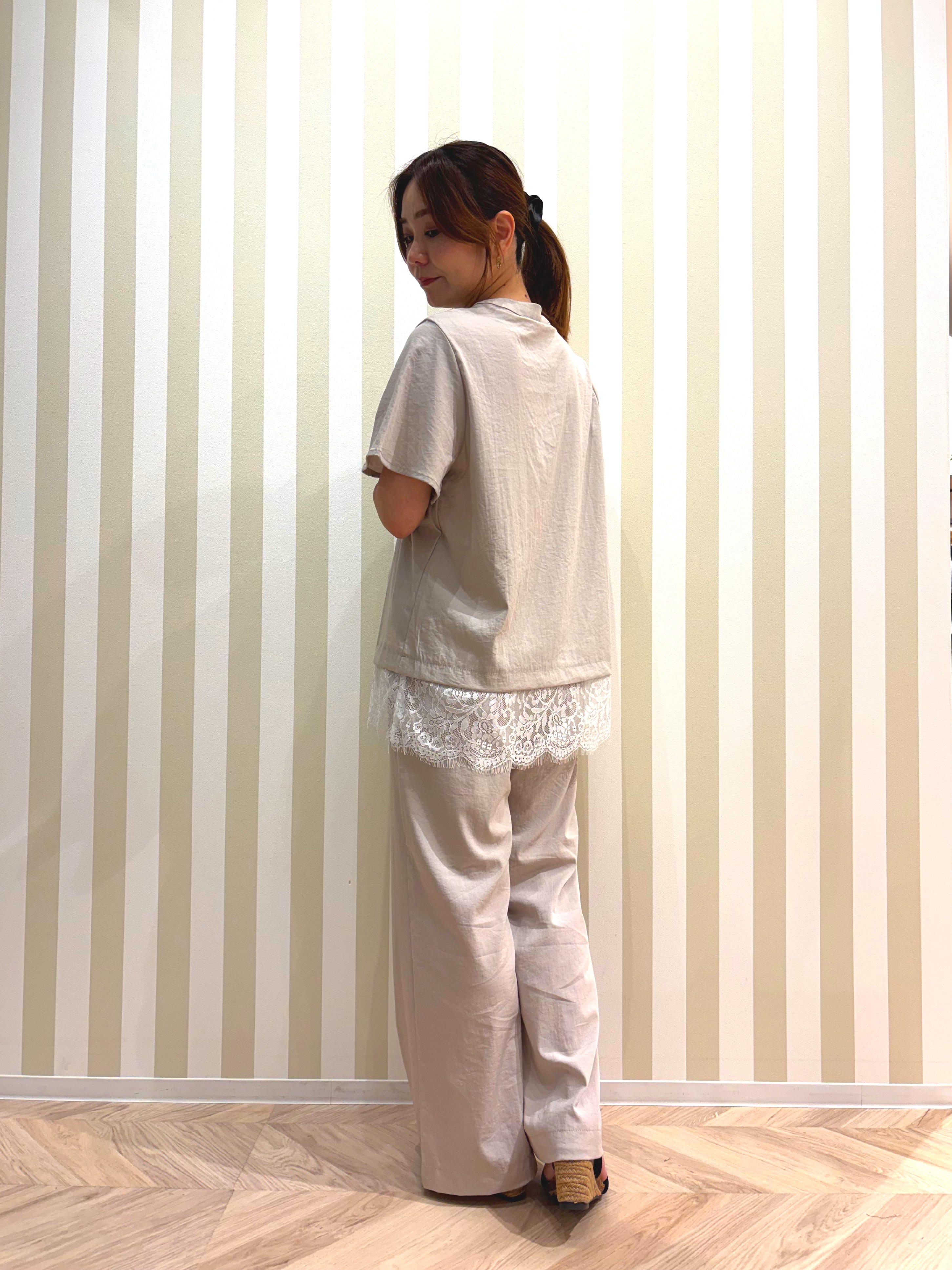 ナギさんの「SHOO･LA･RUE｜【S-LL/洗濯機可】軽凛(かろりん)ひんやり スキッパー裾レースブラウス」を使ったコーディネート