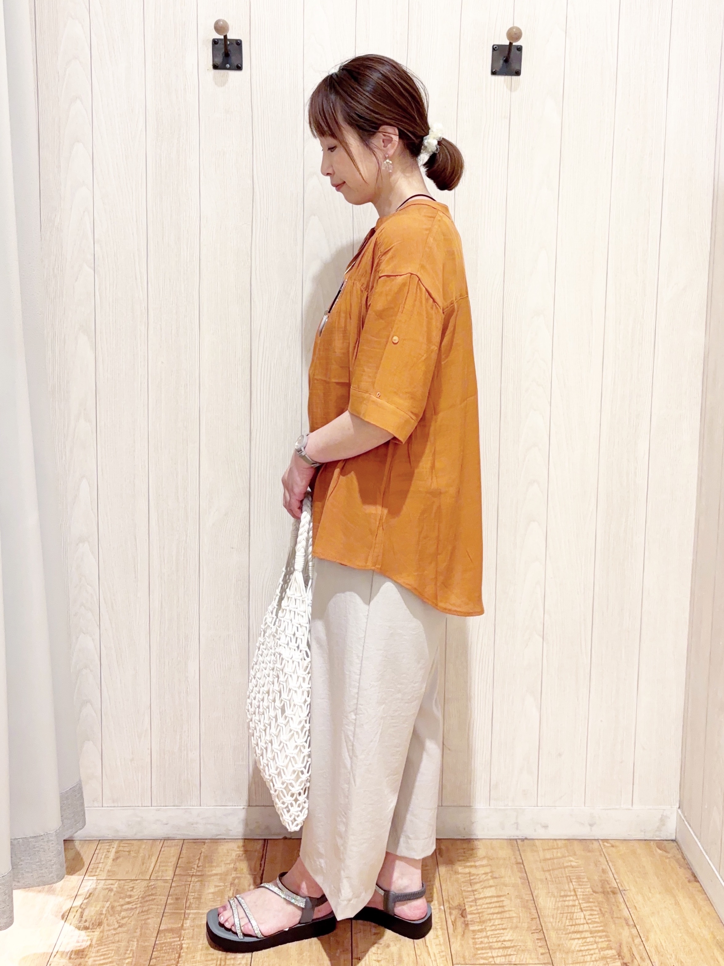 あいこさんの「SHOO･LA･RUE｜【ひんやり/UV】お袖の長さが調整出来る シャーリングスキッパーブラウス」を使ったコーディネート