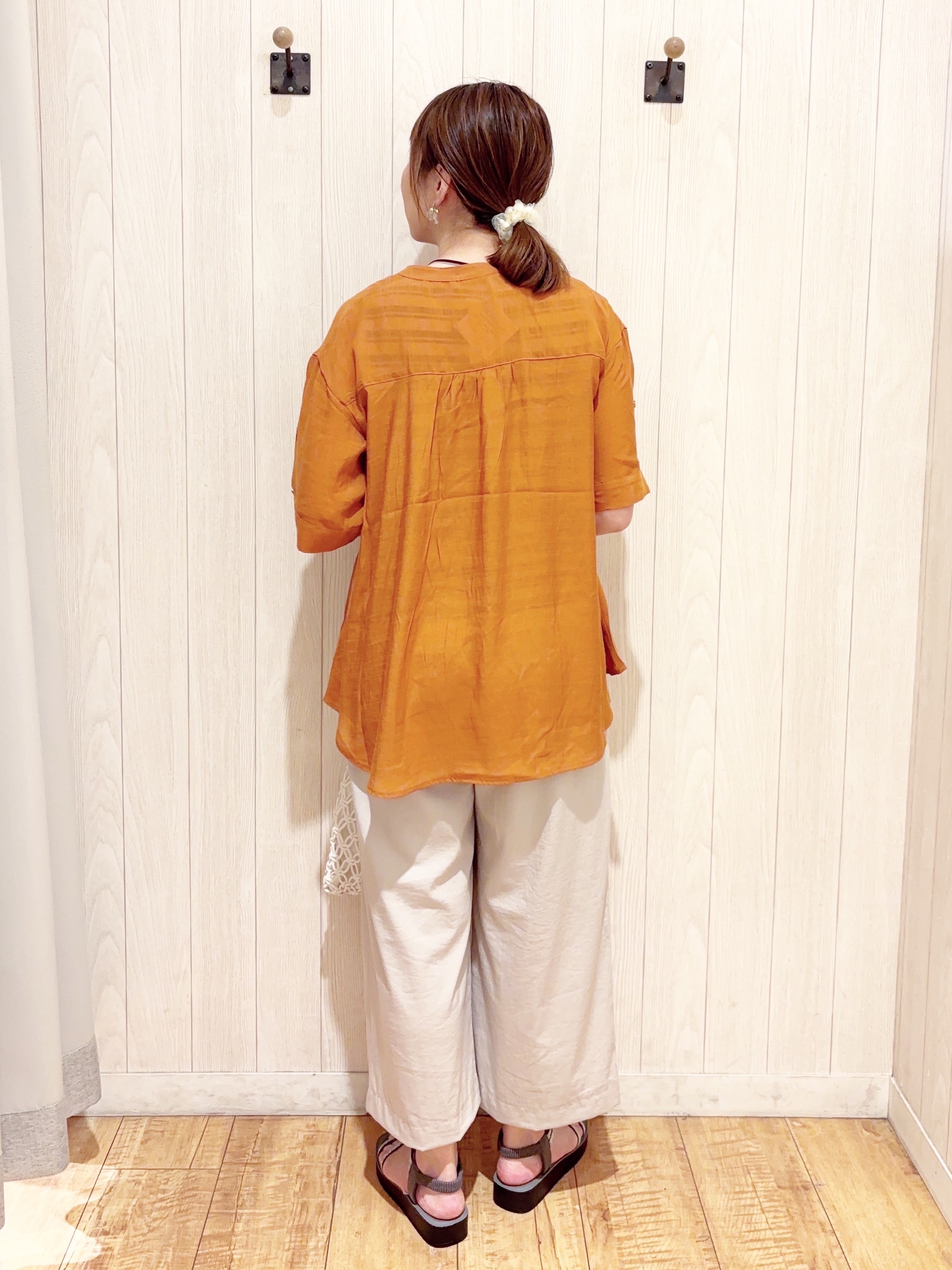 あいこさんの「SHOO･LA･RUE｜【ひんやり/UV】お袖の長さが調整出来る シャーリングスキッパーブラウス」を使ったコーディネート