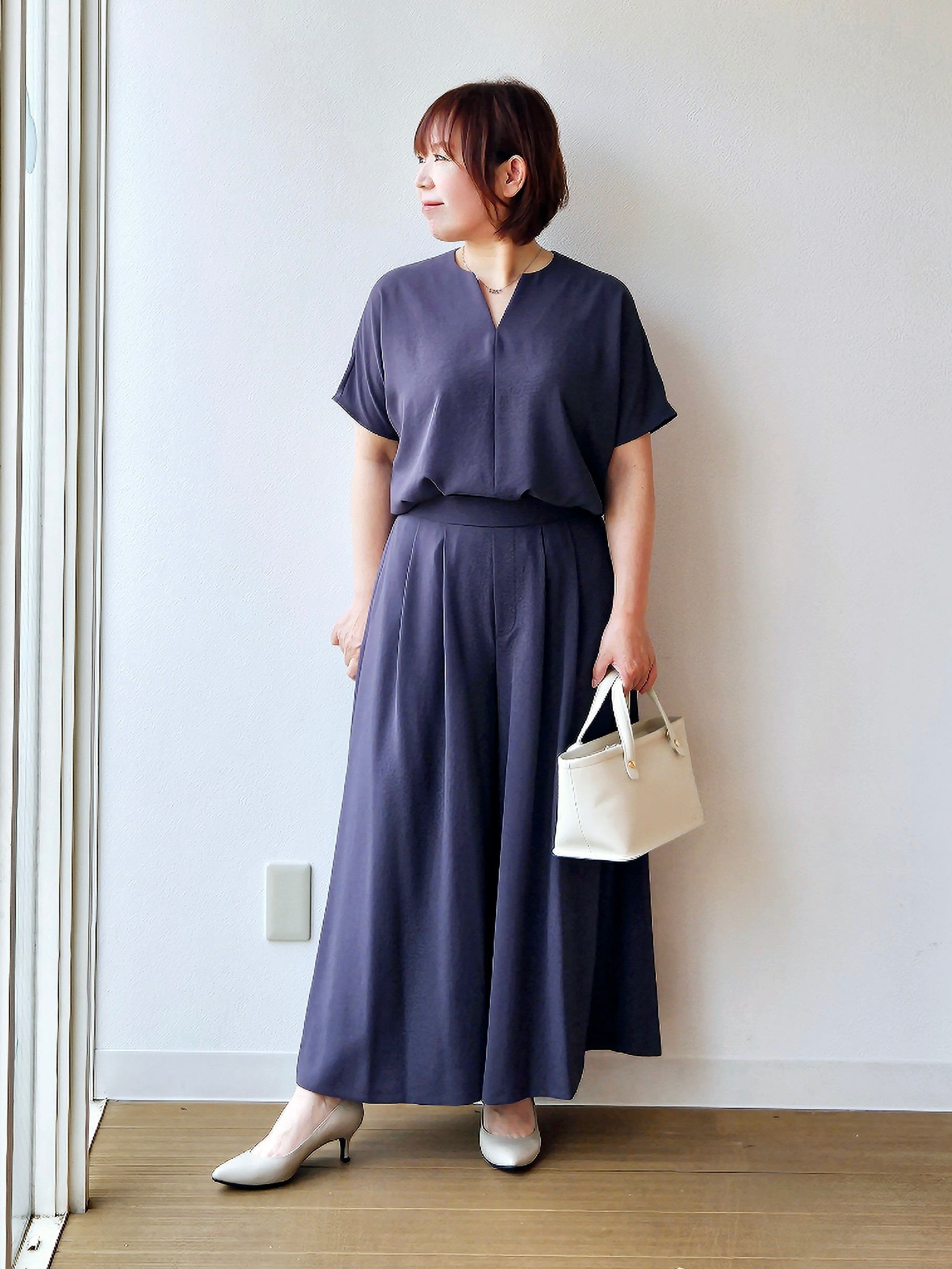 やじまさんの「UNTITLED｜【UV/接触冷感/セットアップ可】リラクシーキーVネックブラウス」を使ったコーディネート