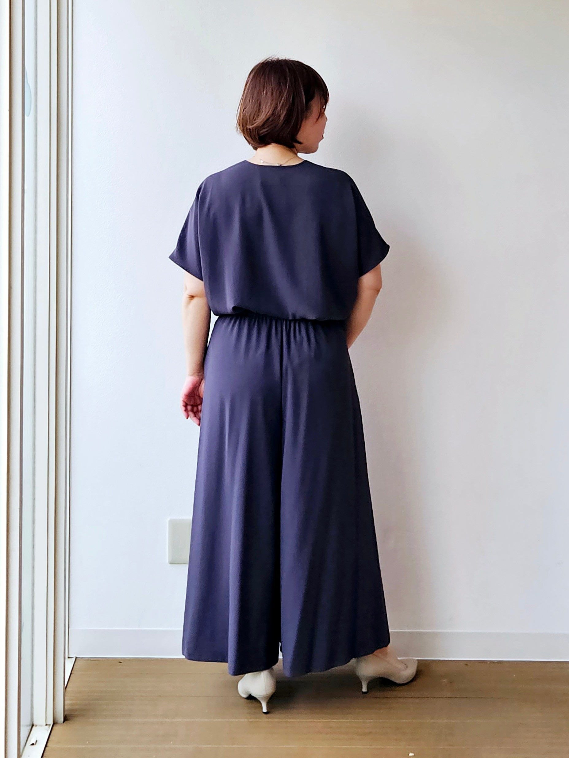 やじまさんの「UNTITLED｜【UV/接触冷感/セットアップ可】リラクシーキーVネックブラウス」を使ったコーディネート
