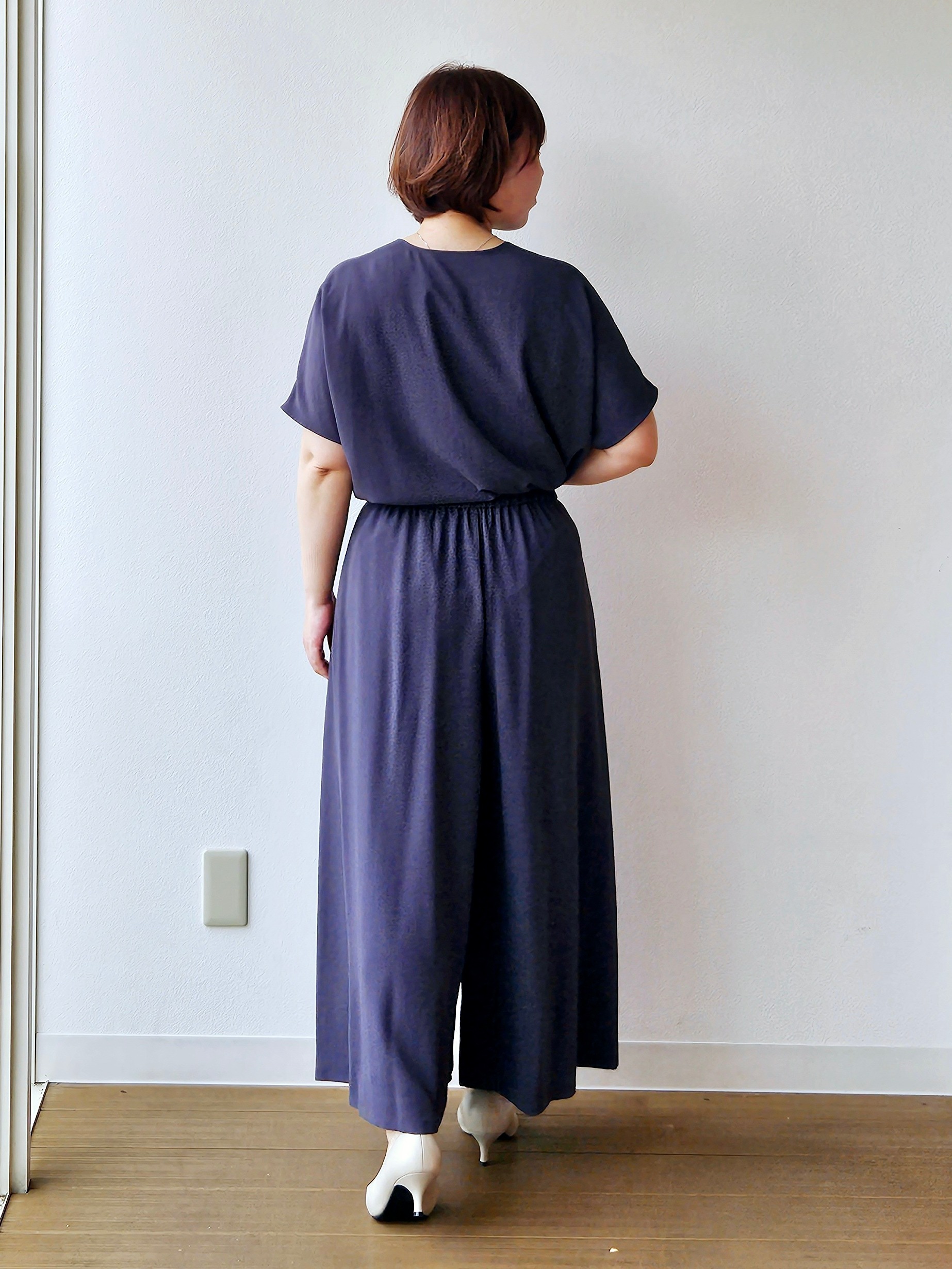 やじまさんの「UNTITLED｜【UV/接触冷感/セットアップ可】リラクシーキーVネックブラウス」を使ったコーディネート