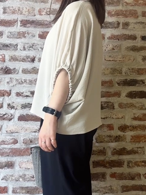 tokiさんの「THE SHOP TK｜【ひんやり/防しわ/UV/吸水速乾】袖ドロストドルマントップス」を使ったコーディネート