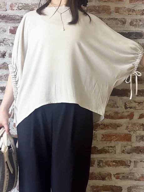 tokiさんの「THE SHOP TK｜【ひんやり/防しわ/UV/吸水速乾】袖ドロストドルマントップス」を使ったコーディネート