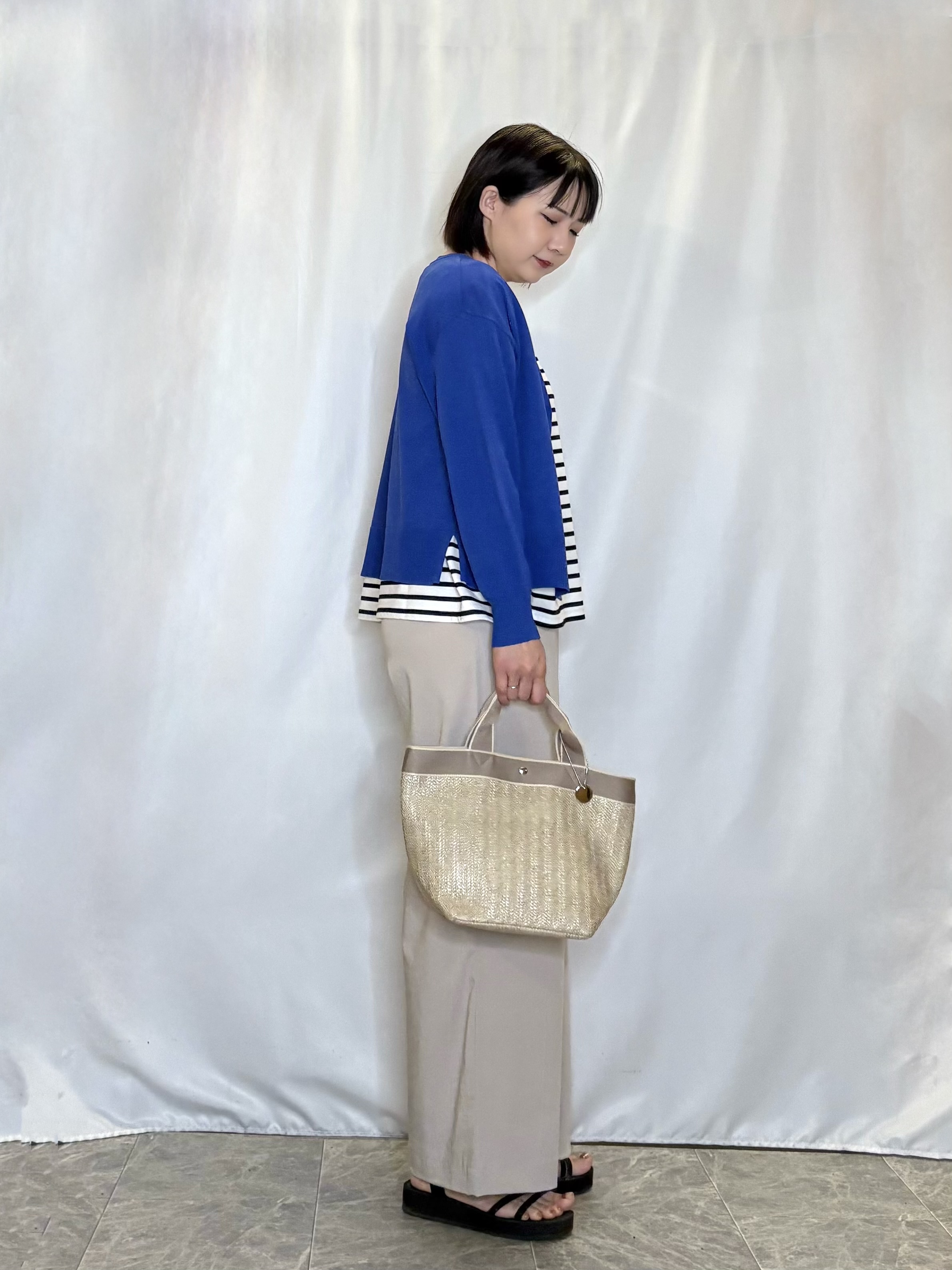 ネリさんの「SHOO･LA･RUE｜【洗濯機可/ひんやり/UV】さらっとしたタッチが心地よい ショート丈 Vネックカーディガン」を使ったコーディネート