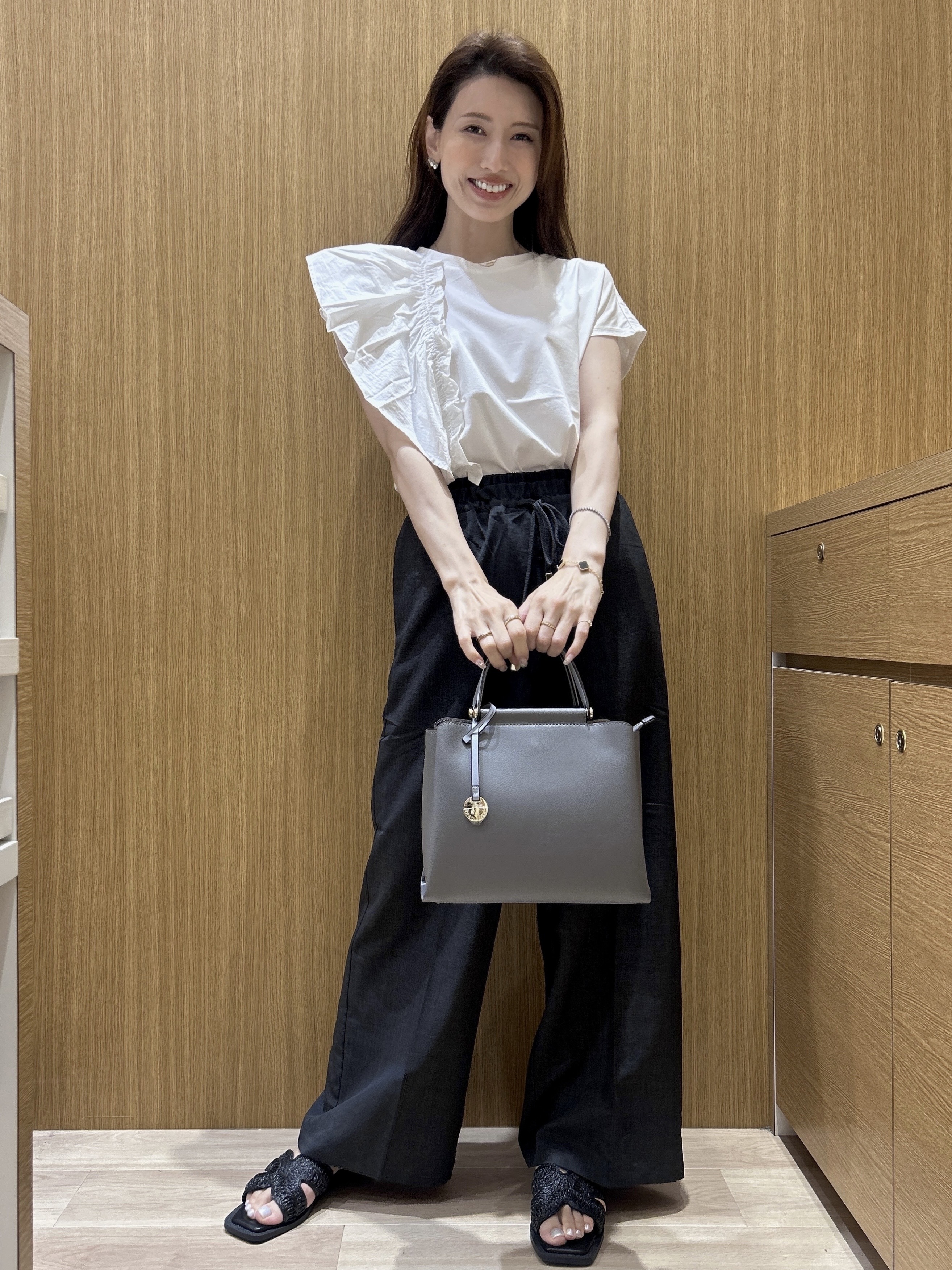 maiさんの「OPAQUE.CLIP｜【UVケア／接触冷感】アシメフリルドッキングカットソー《洗濯機OK》」を使ったコーディネート