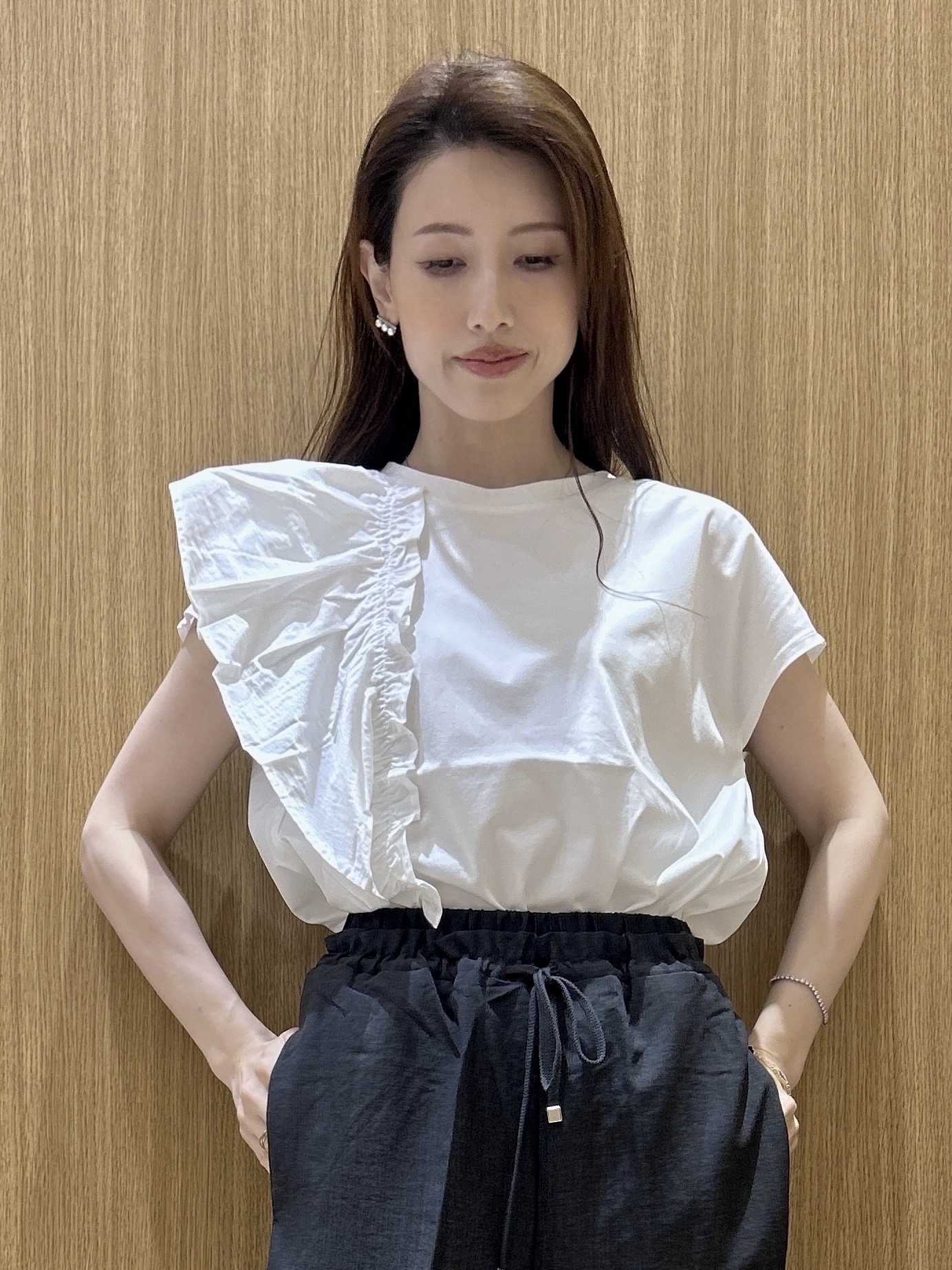 maiさんの「OPAQUE.CLIP｜【UVケア／接触冷感】アシメフリルドッキングカットソー《洗濯機OK》」を使ったコーディネート