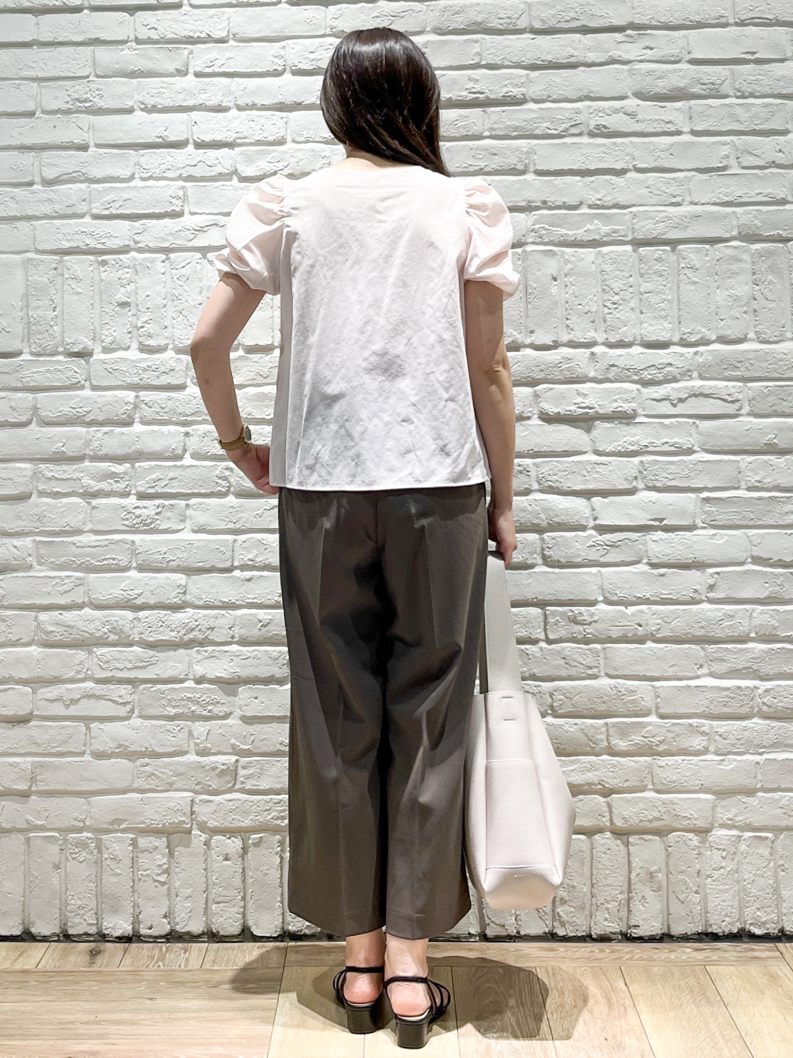 erinaさんの「index｜【接触冷感／防シワ】シャーリングスリーブブラウス《洗濯機OK》」を使ったコーディネート
