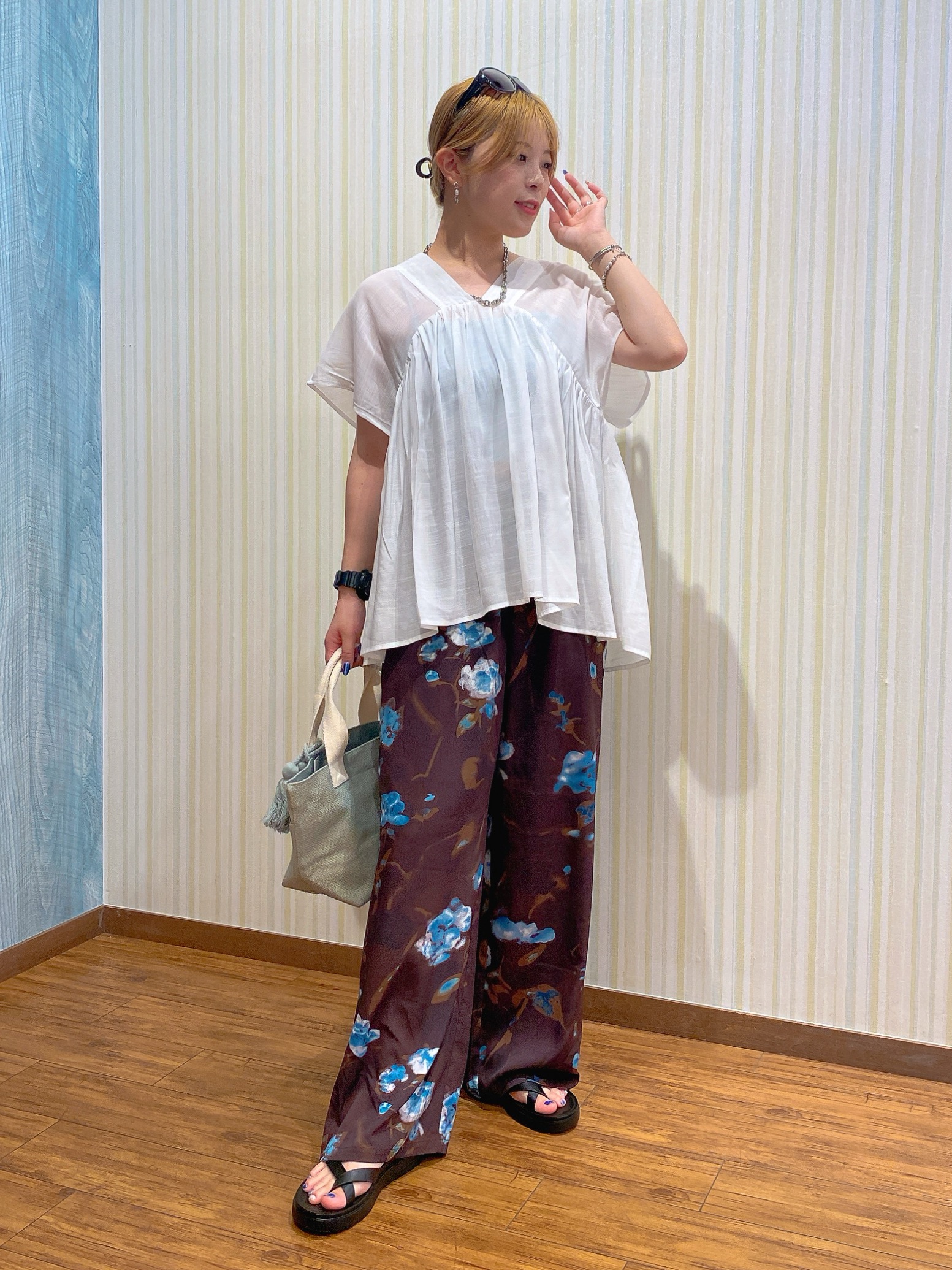 ayaさんの「SHOO･LA･RUE｜【ひんやり/UV/体型カバー】インせず着られる Vネックギャザーブラウス」を使ったコーディネート