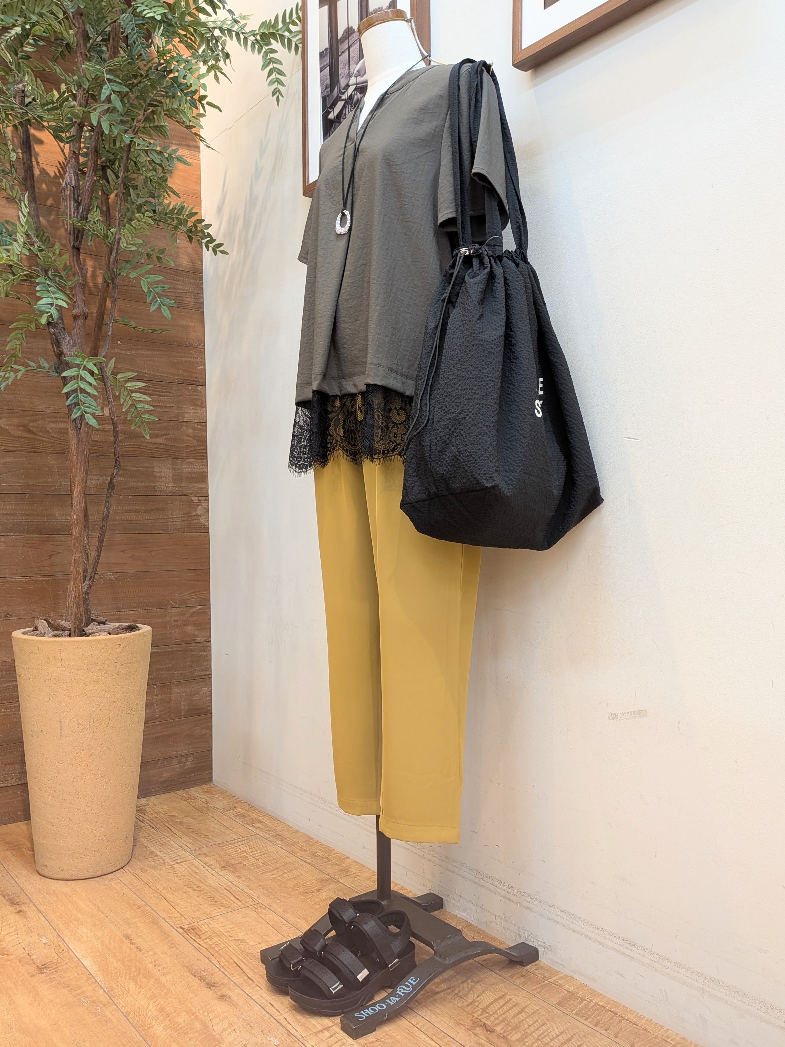 うっちーさんの「SHOO･LA･RUE｜【S-LL/洗濯機可】軽凛(かろりん)ひんやり スキッパー裾レースブラウス」を使ったコーディネート