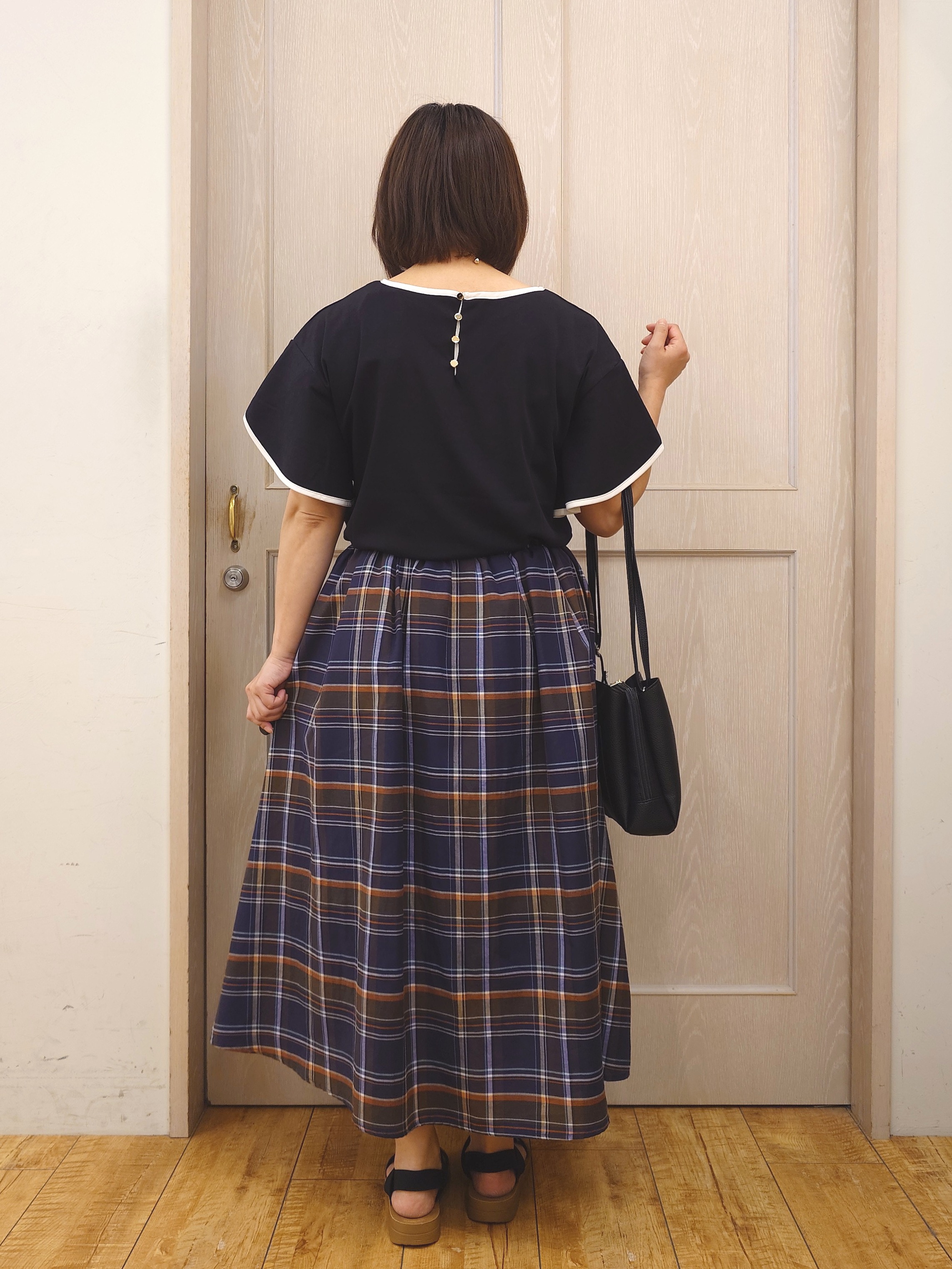 とろろさんの「SHOO･LA･RUE｜【ひんやり/洗濯機可/S-LL】配色パイピング フレアスリーブトップス」を使ったコーディネート