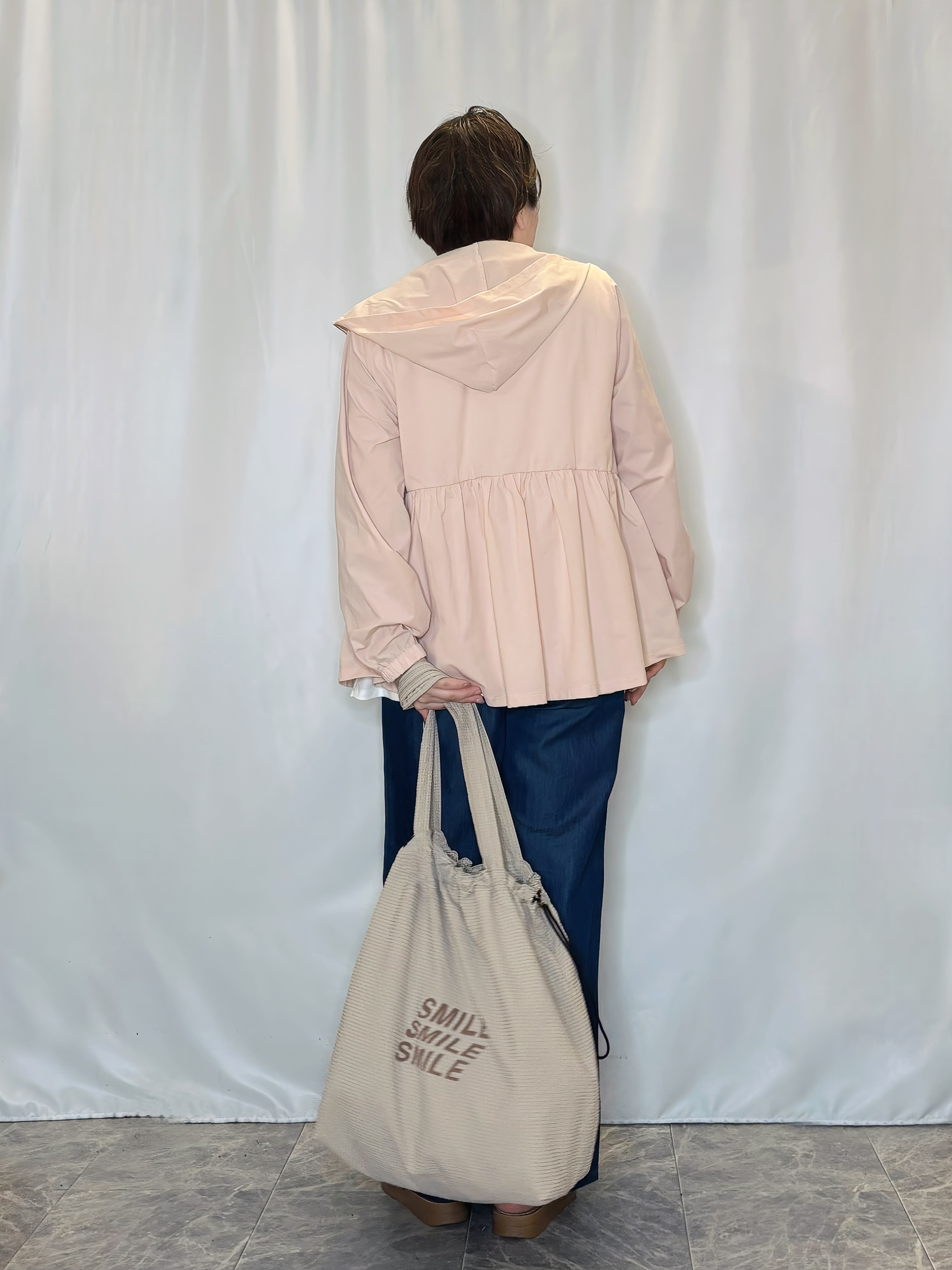 たみさんの「SHOO･LA･RUE｜【ひんやり/S-LL/体型カバー】ペプラムフリルとゴールドパーツが女性らしい UVパーカ」を使ったコーディネート