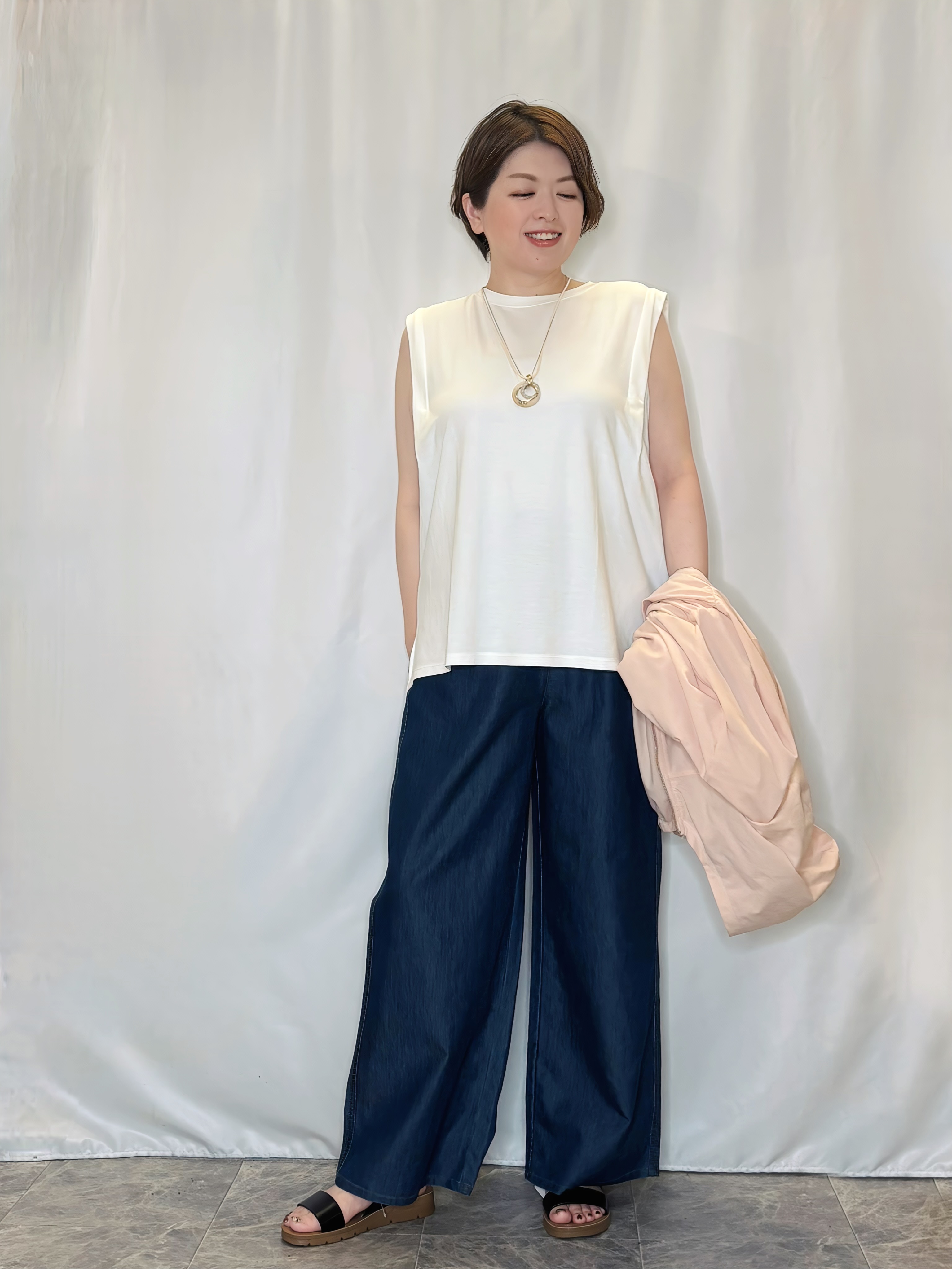 たみさんの「SHOO･LA･RUE｜【ひんやり/S-LL/体型カバー】ペプラムフリルとゴールドパーツが女性らしい UVパーカ」を使ったコーディネート
