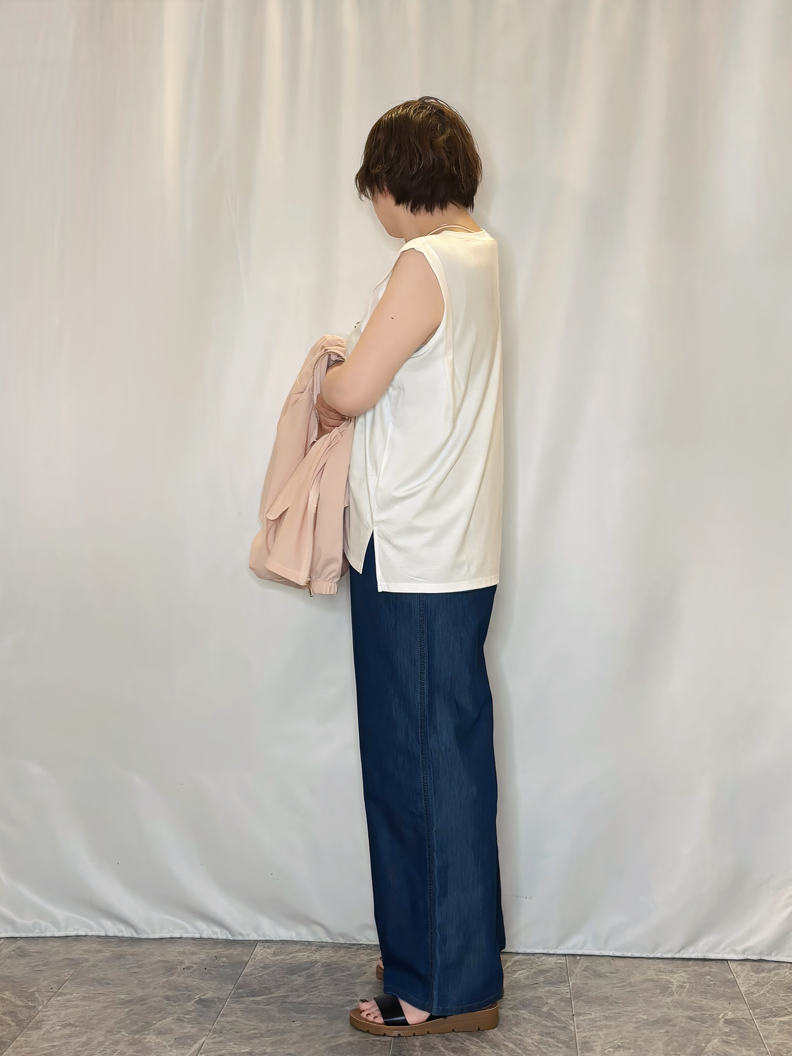たみさんの「SHOO･LA･RUE｜【ひんやり/S-LL/体型カバー】ペプラムフリルとゴールドパーツが女性らしい UVパーカ」を使ったコーディネート