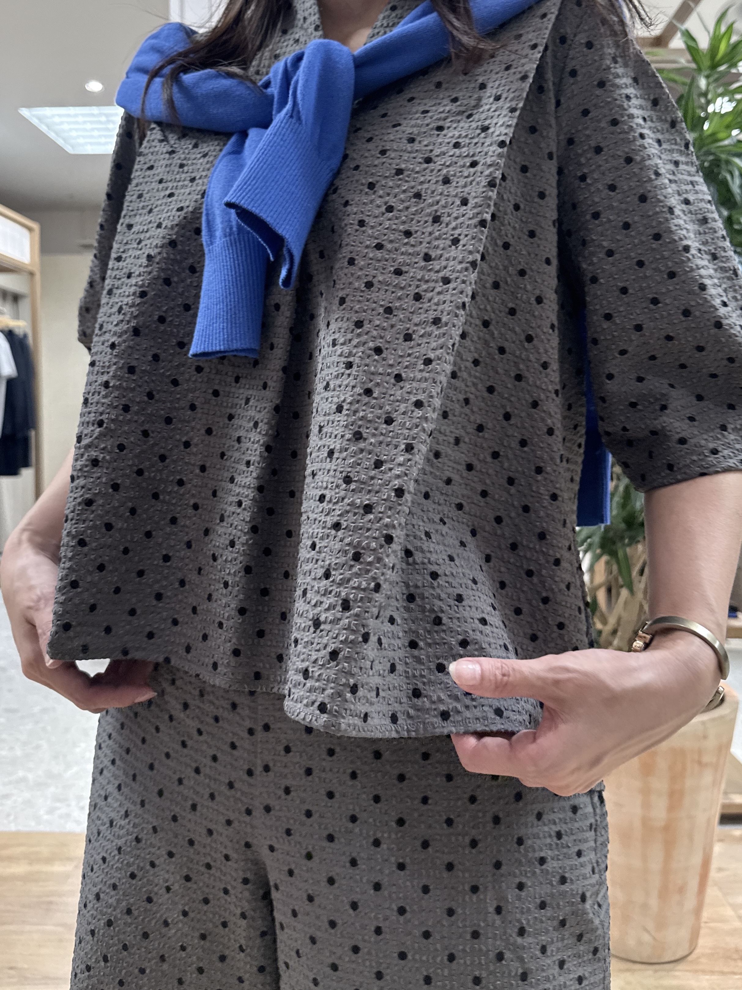 Junさんの「Dessin｜【セットアップ可/UVカット】サッカー素材 キーネックブラウス」を使ったコーディネート