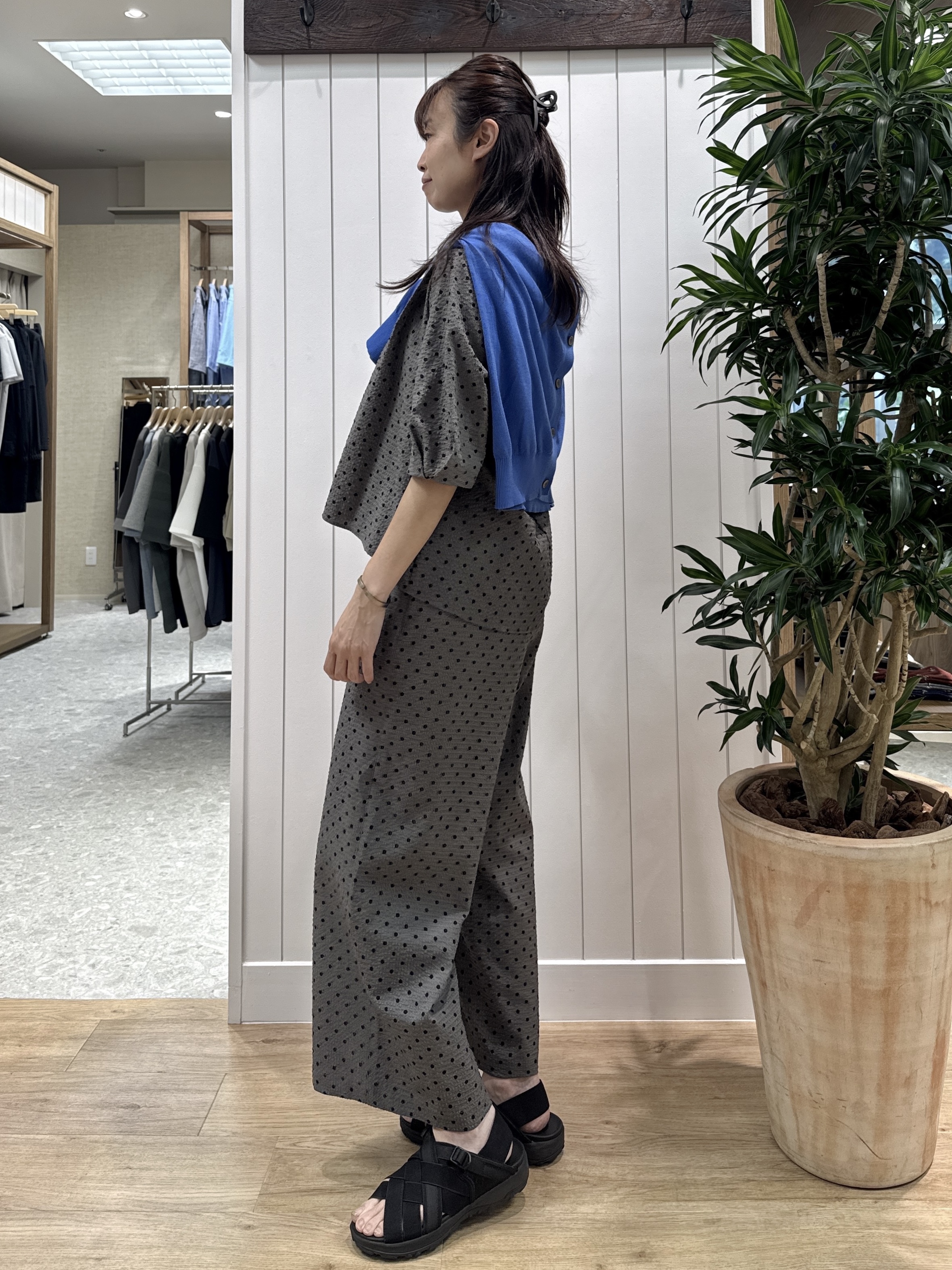 Junさんの「Dessin｜【セットアップ可/UVカット】サッカー素材 キーネックブラウス」を使ったコーディネート