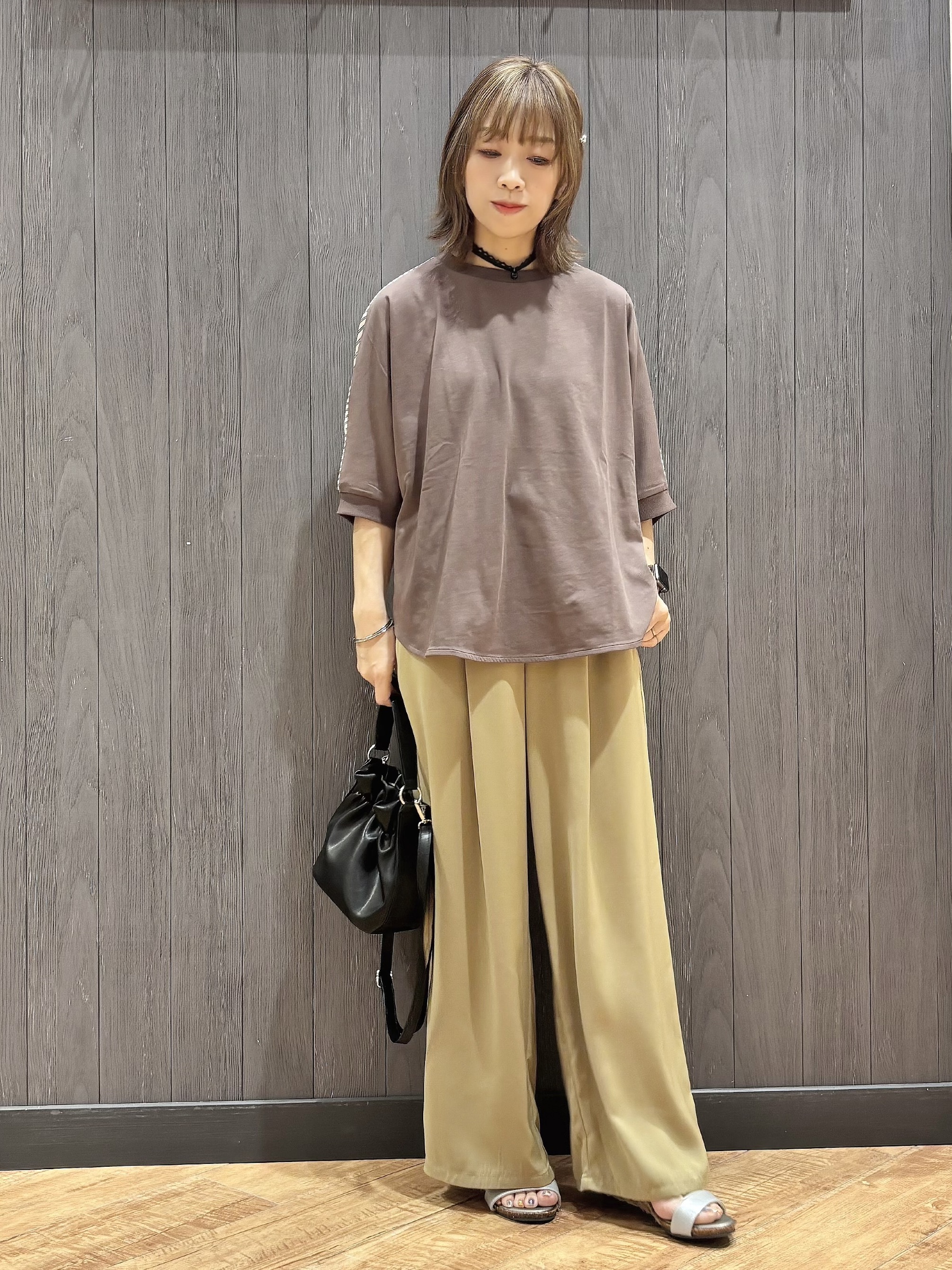 meiさんの「SHOO･LA･RUE｜【ひんやり/洗濯機可/S‐LL】二の腕隠れる 前後切り替えドルマントップス」を使ったコーディネート