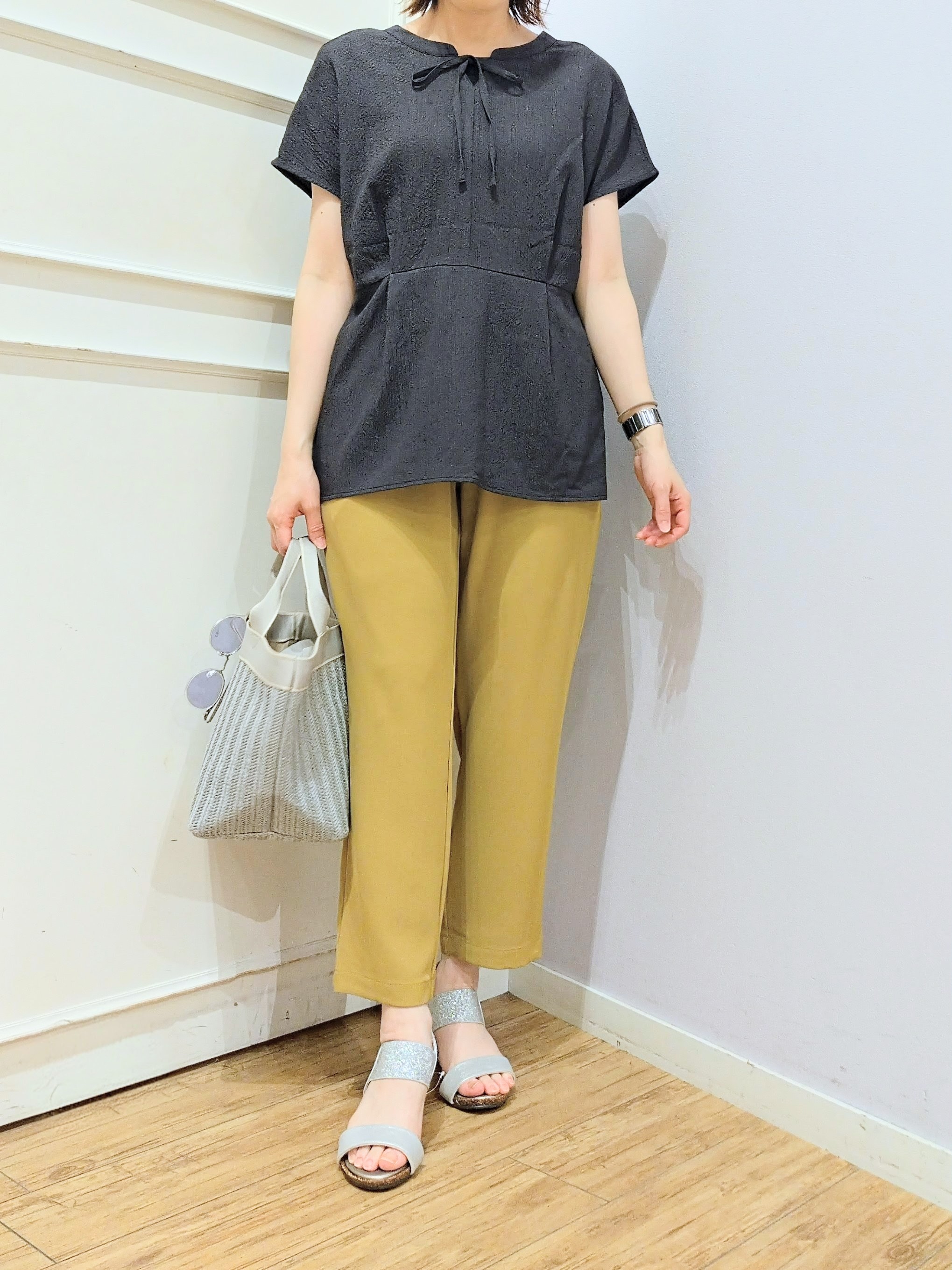 miomioさんの「SHOO･LA･RUE｜【前後2WAY/S-LL/洗濯機可】インしない リボンがアクセント ウエストタックブラウス」を使ったコーディネート