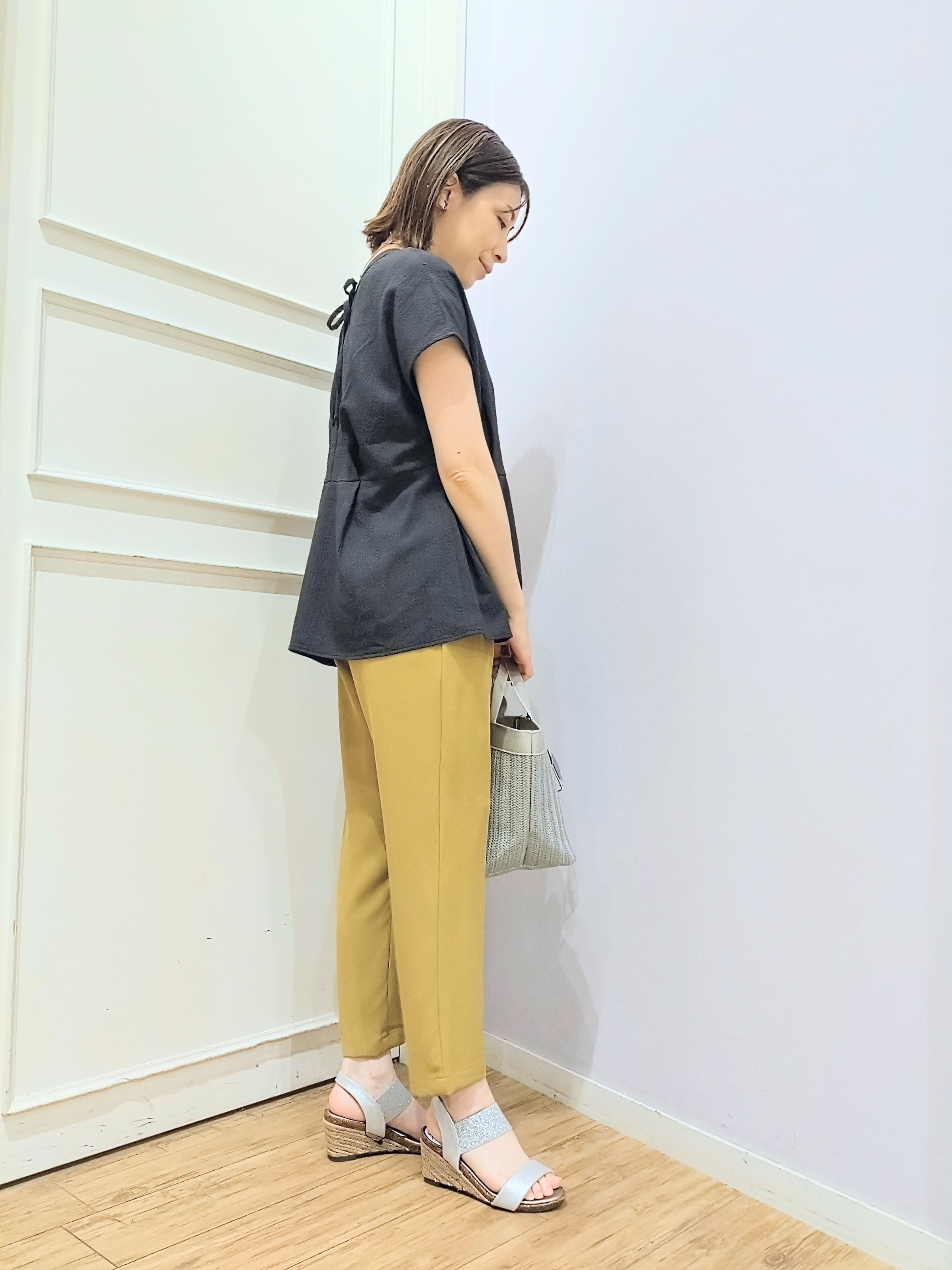 miomioさんの「SHOO･LA･RUE｜【前後2WAY/S-LL/洗濯機可】インしない リボンがアクセント ウエストタックブラウス」を使ったコーディネート