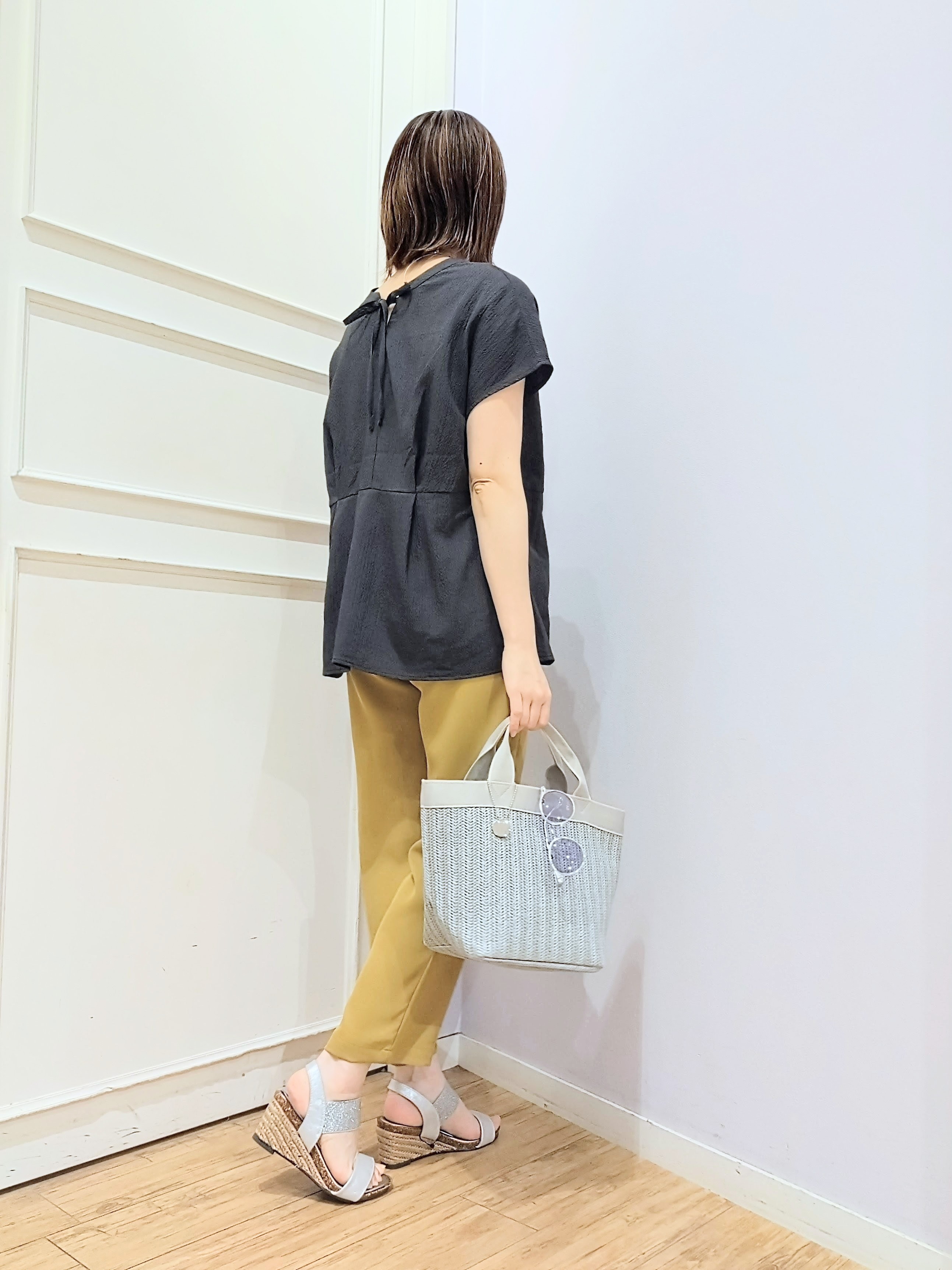 miomioさんの「SHOO･LA･RUE｜【前後2WAY/S-LL/洗濯機可】インしない リボンがアクセント ウエストタックブラウス」を使ったコーディネート