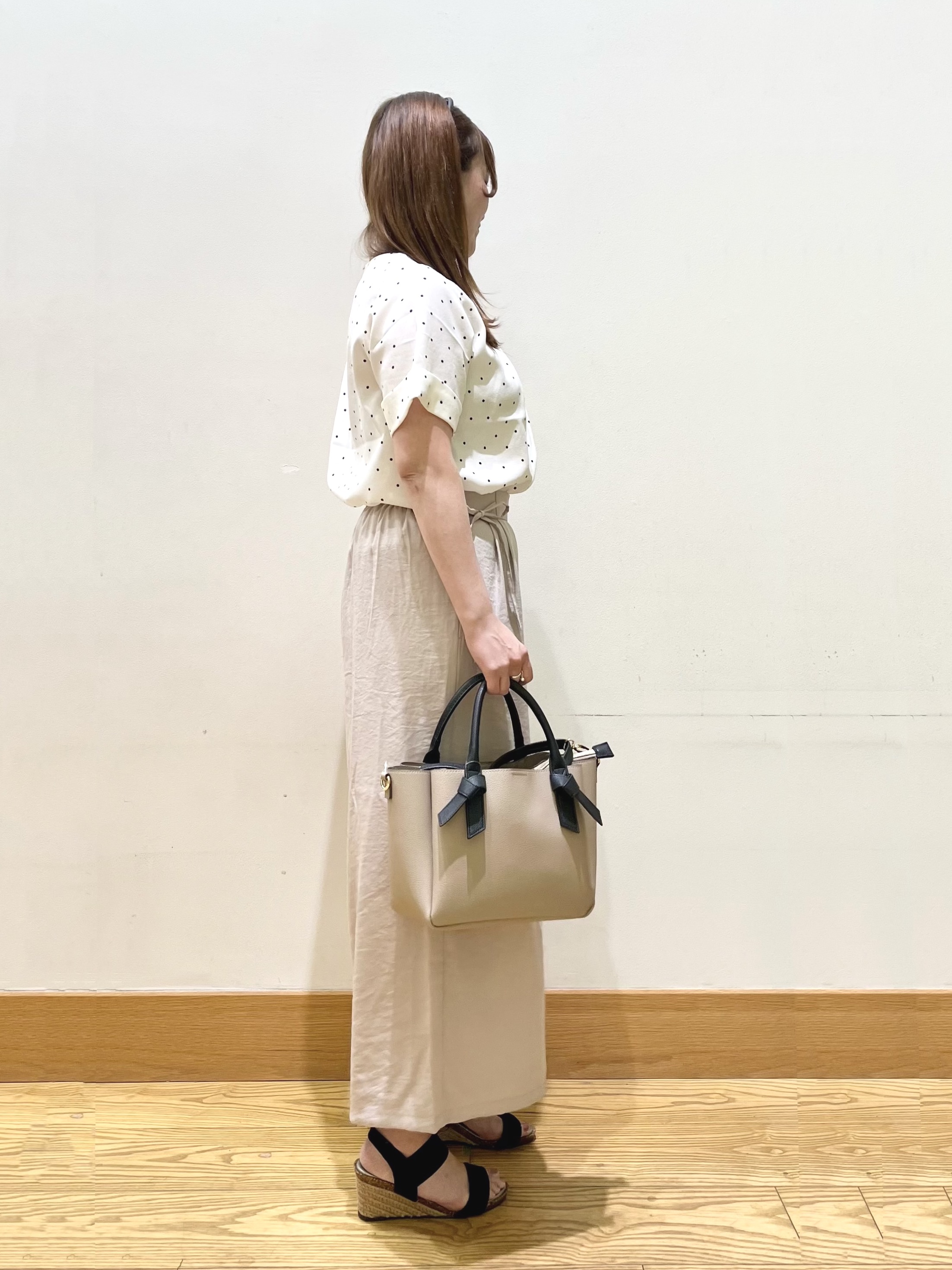 ゆっきーさんの「SHOO･LA･RUE｜【S-LL/洗濯機可】メタルバーがアクセント アクセいらずのドット柄ブラウス」を使ったコーディネート