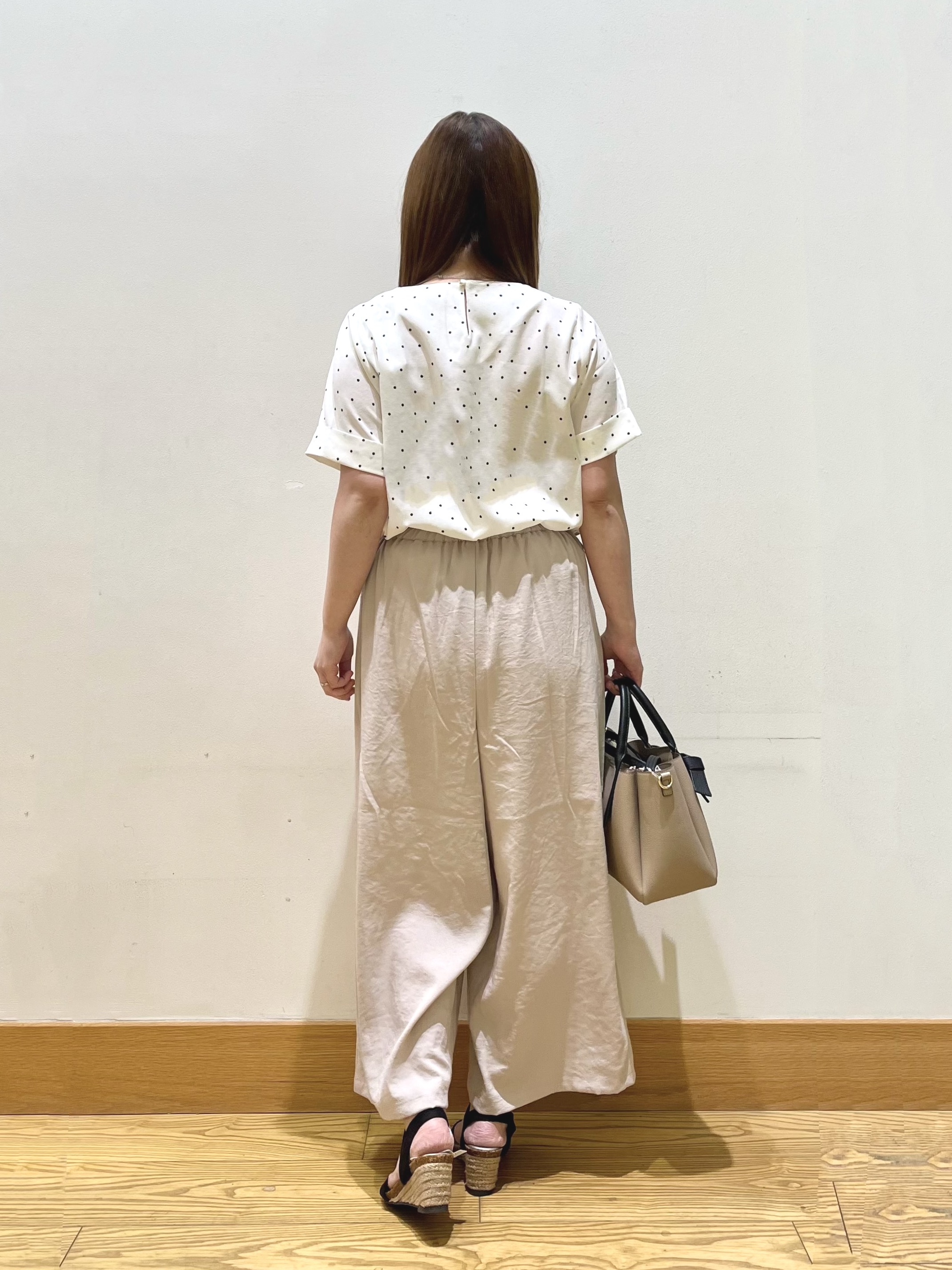 ゆっきーさんの「SHOO･LA･RUE｜【S-LL/洗濯機可】メタルバーがアクセント アクセいらずのドット柄ブラウス」を使ったコーディネート