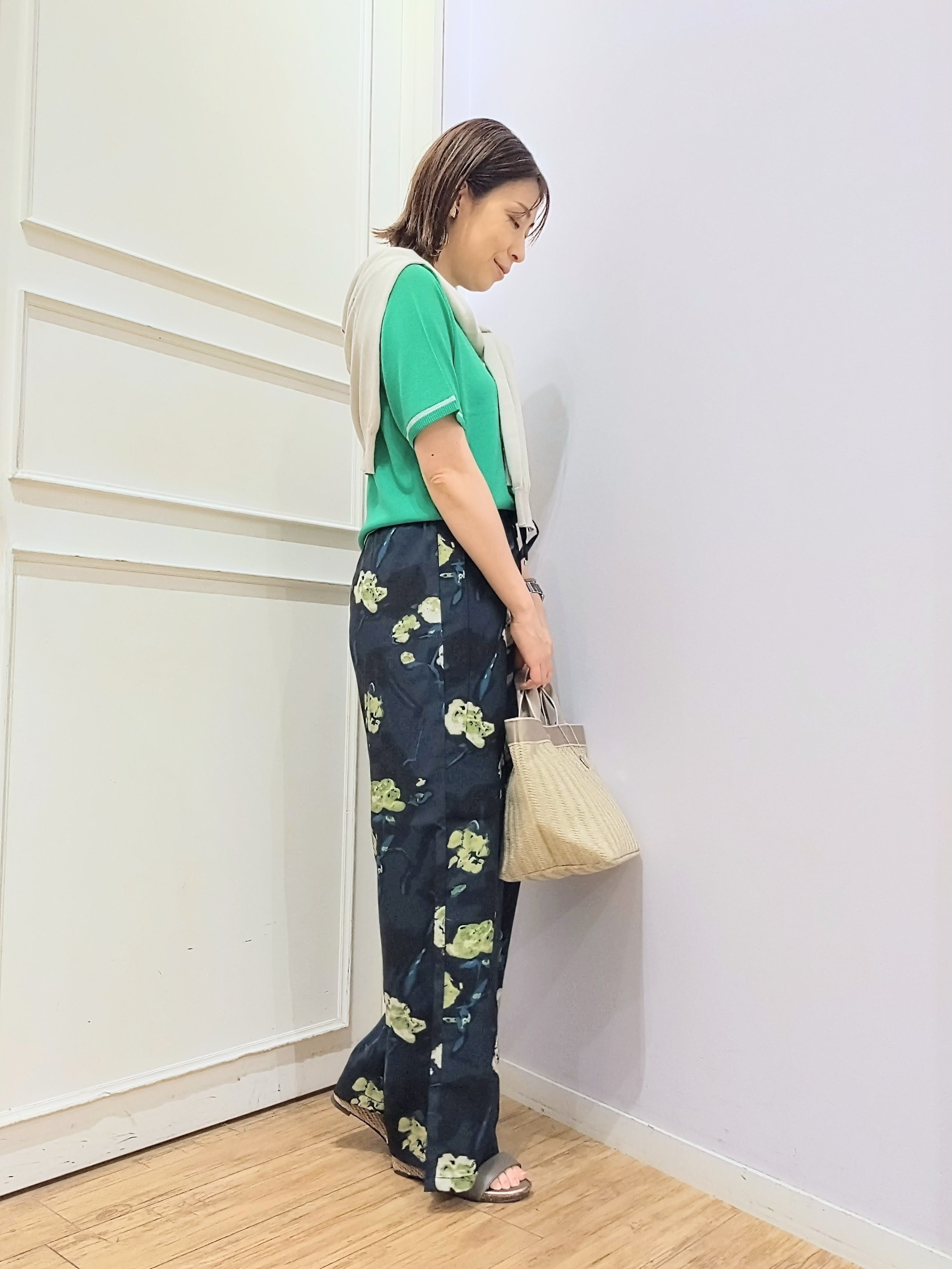 miomioさんの「SHOO･LA･RUE｜【ひんやり/S-LL/洗濯機可】無地コーデのアクセントに 水彩フラワープリントイージーワイドパンツ」を使ったコーディネート