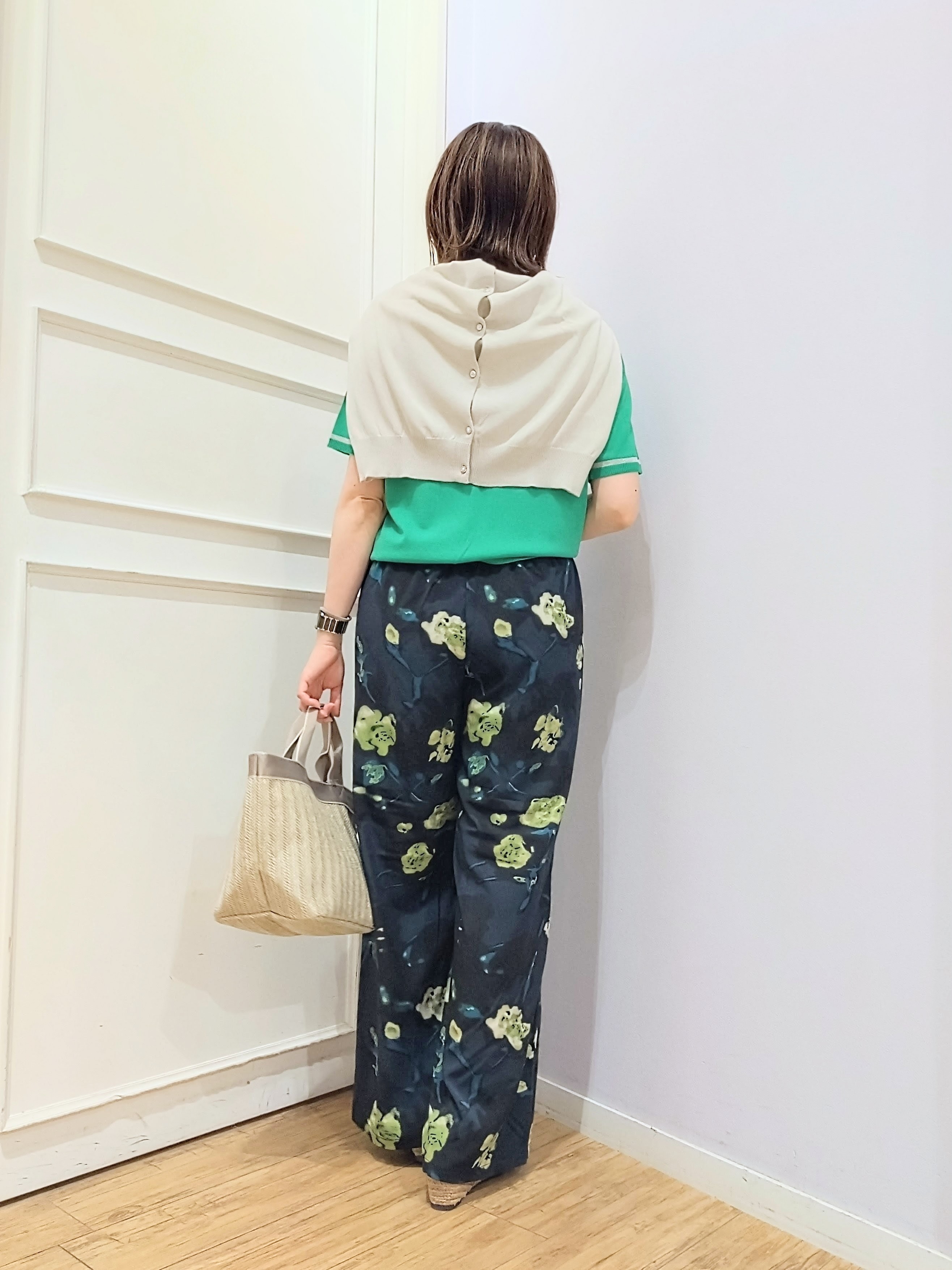 miomioさんの「SHOO･LA･RUE｜【ひんやり/S-LL/洗濯機可】無地コーデのアクセントに 水彩フラワープリントイージーワイドパンツ」を使ったコーディネート