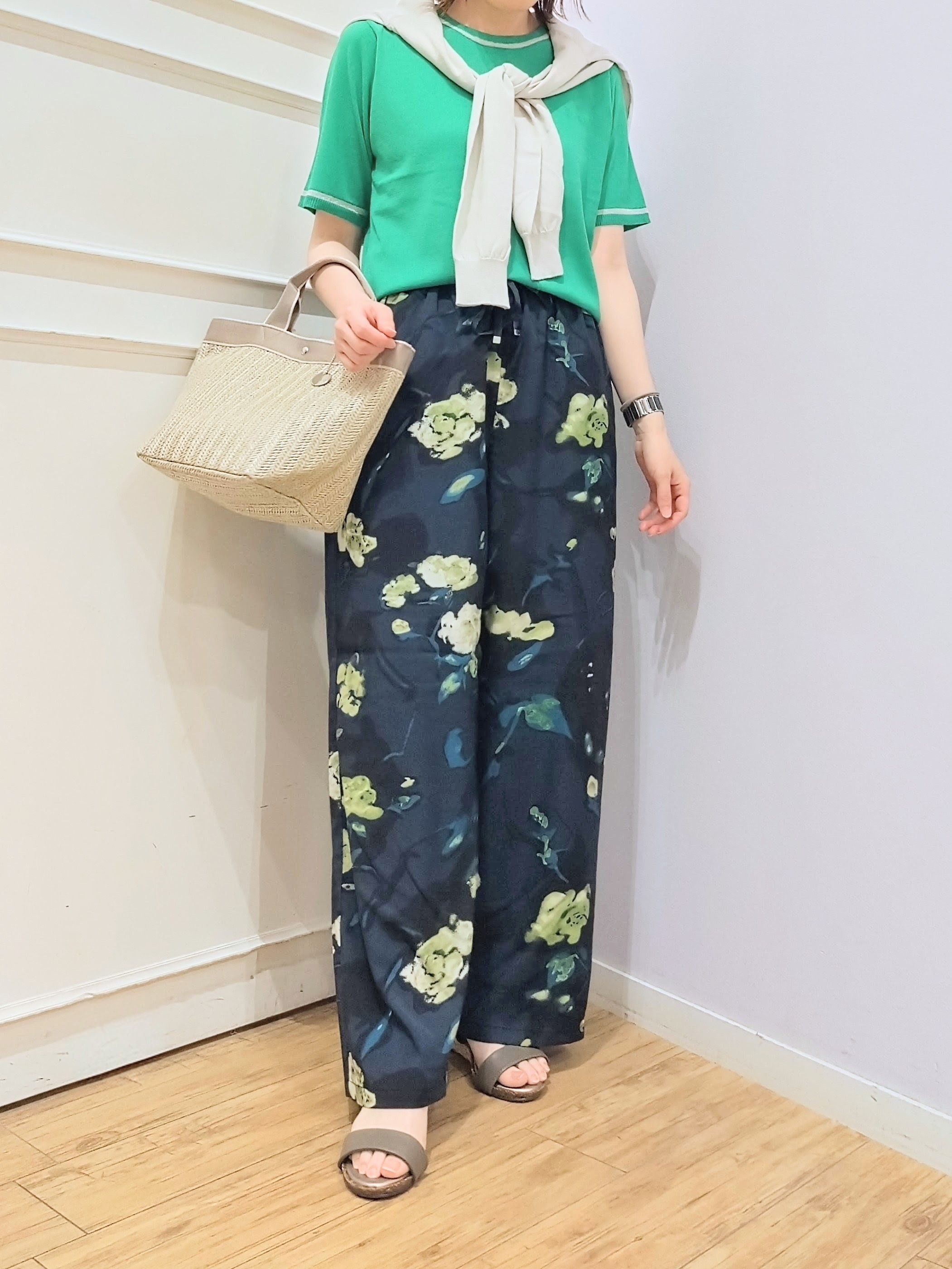 miomioさんの「SHOO･LA･RUE｜【ひんやり/S-LL/洗濯機可】無地コーデのアクセントに 水彩フラワープリントイージーワイドパンツ」を使ったコーディネート