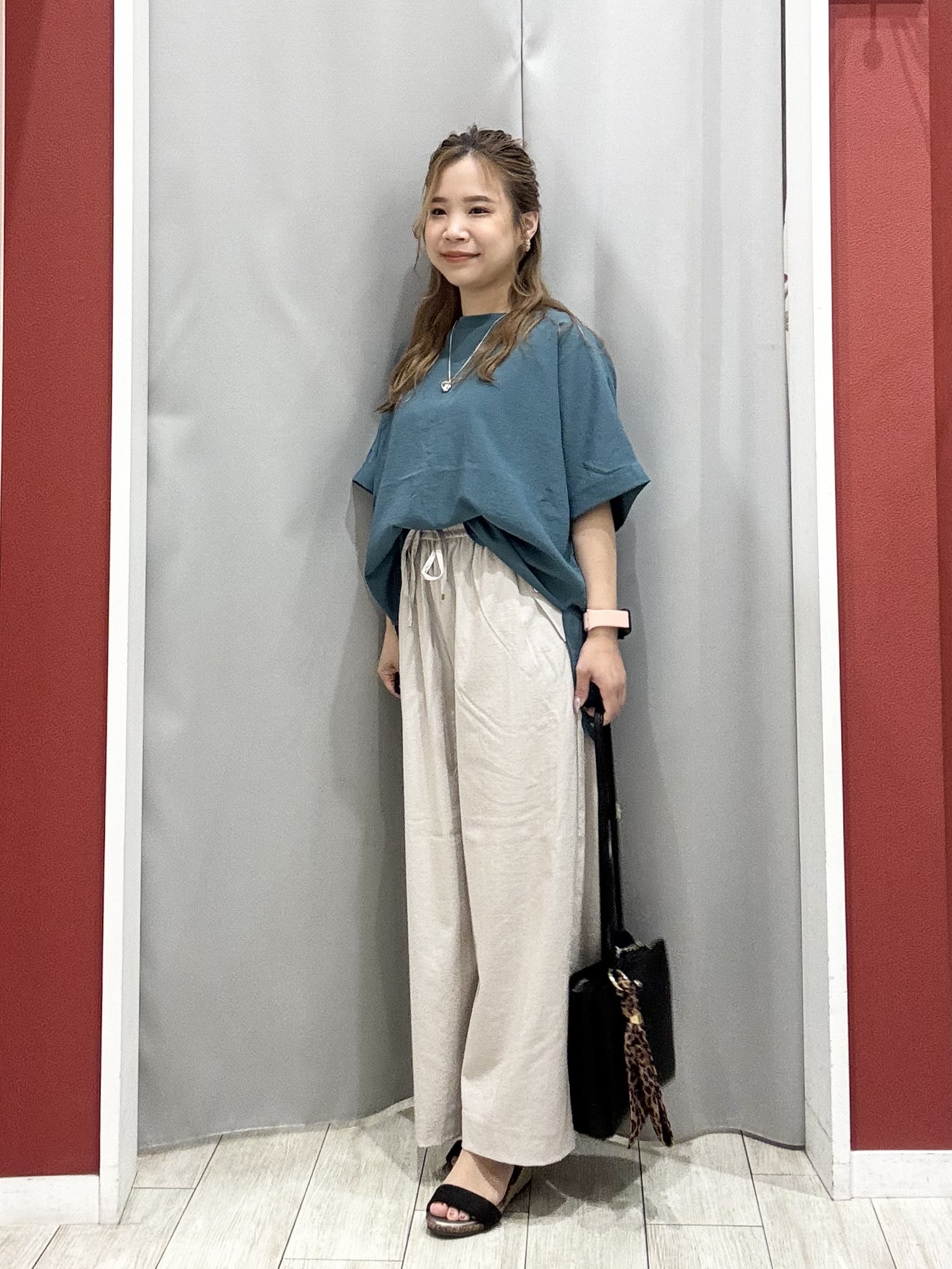 shioさんの「SHOO･LA･RUE｜【ひんやり/着丈選べる/体型カバー】洗濯後しわになりにくい さらさらドルマンブラウス」を使ったコーディネート