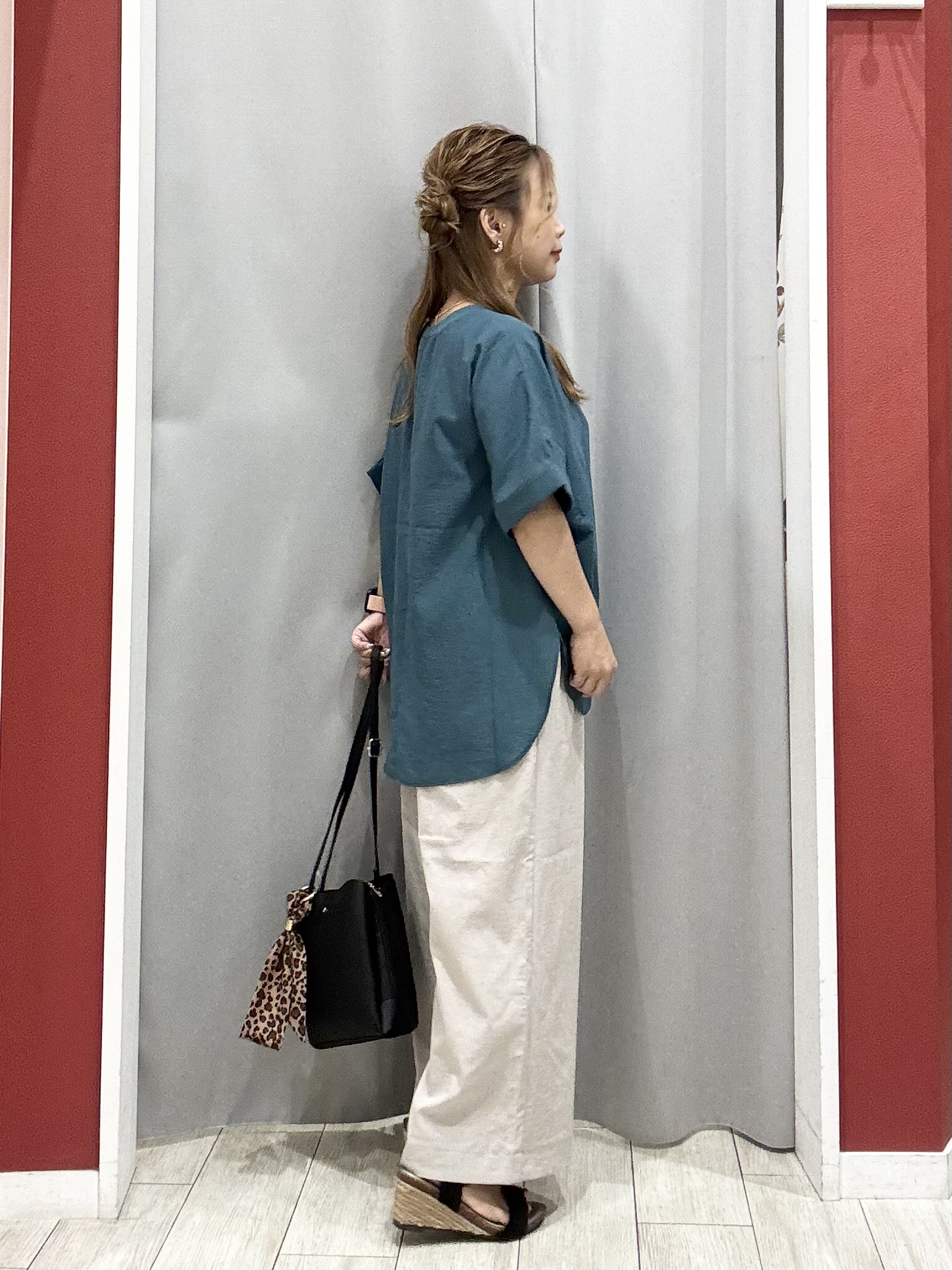 shioさんの「SHOO･LA･RUE｜【ひんやり/着丈選べる/体型カバー】洗濯後しわになりにくい さらさらドルマンブラウス」を使ったコーディネート