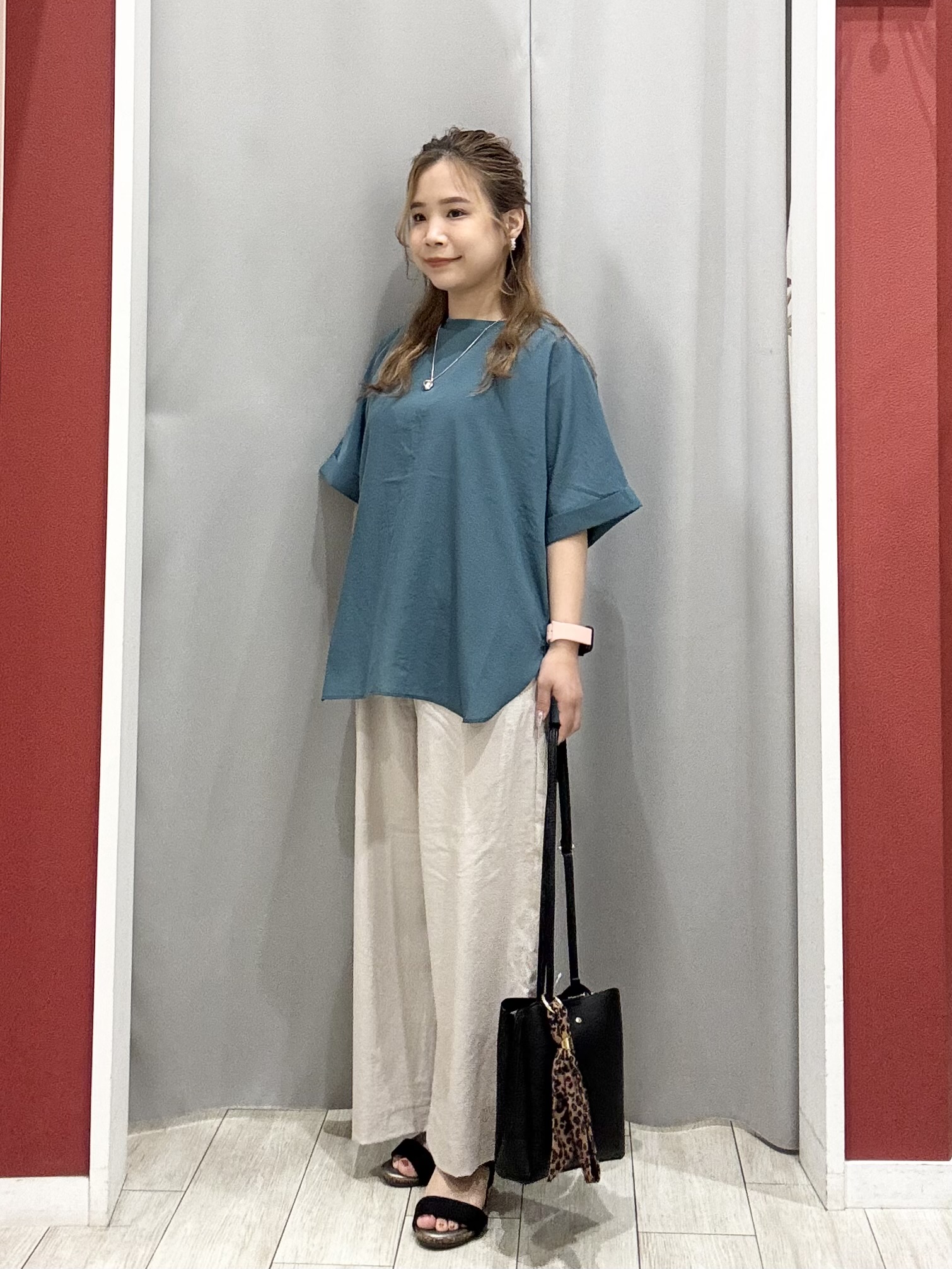 shioさんの「SHOO･LA･RUE｜【ひんやり/着丈選べる/体型カバー】洗濯後しわになりにくい さらさらドルマンブラウス」を使ったコーディネート