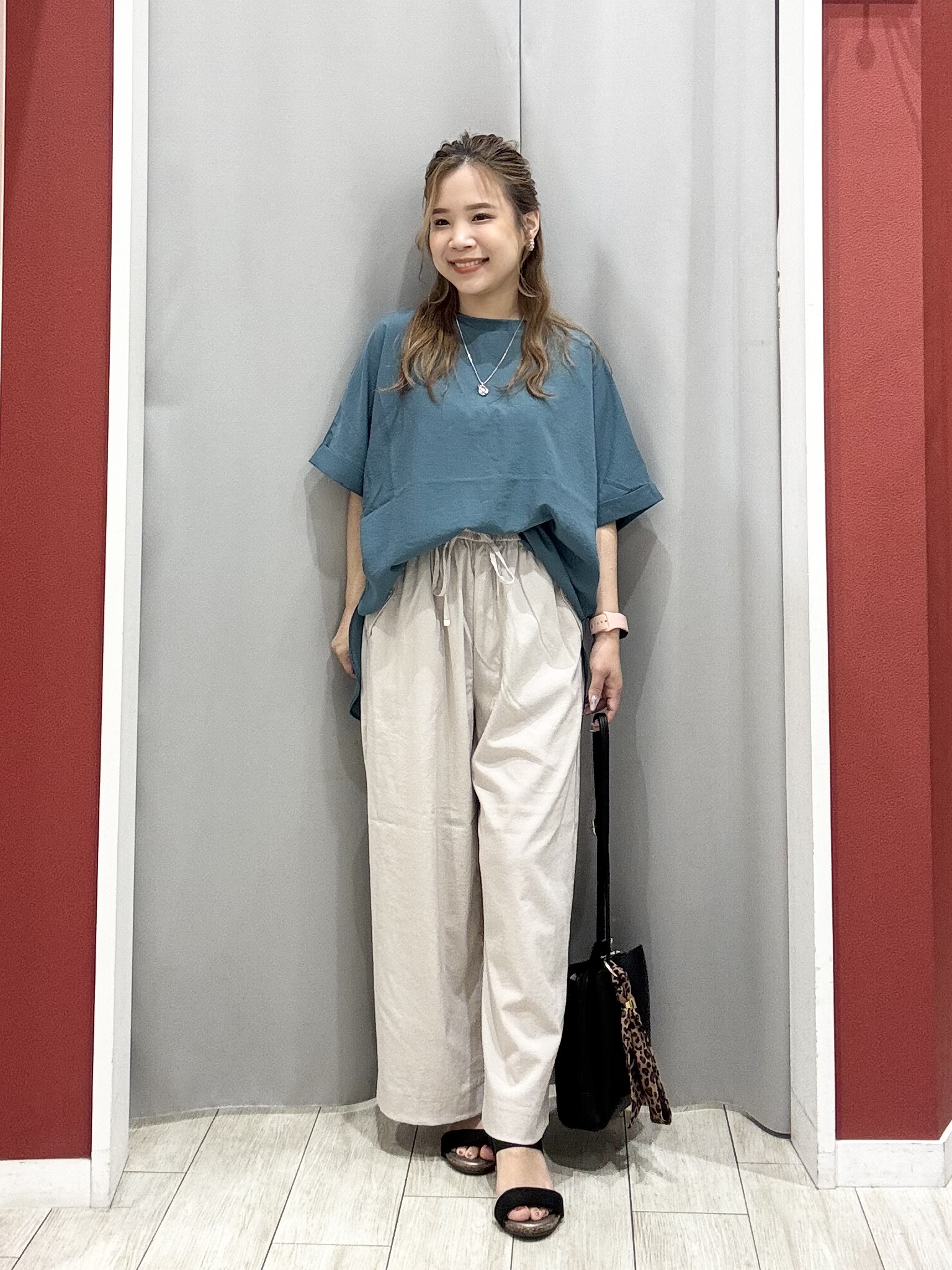 shioさんの「SHOO･LA･RUE｜【ひんやり/着丈選べる/体型カバー】洗濯後しわになりにくい さらさらドルマンブラウス」を使ったコーディネート