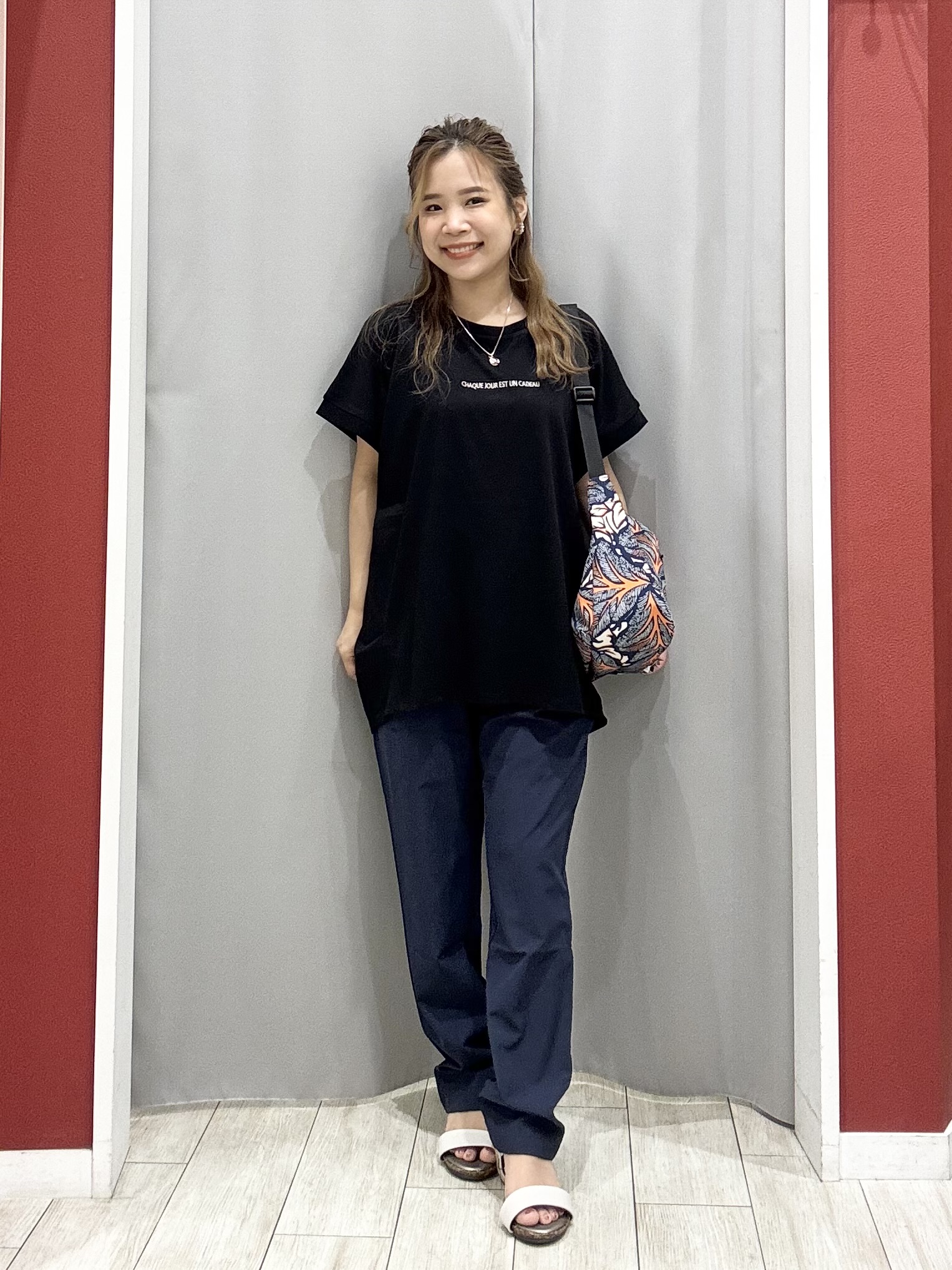 shioさんの「SHOO･LA･RUE｜【汗じみ防止/ひんやり/S-LL】インせず着られる 刺繍ロゴTシャツ」を使ったコーディネート