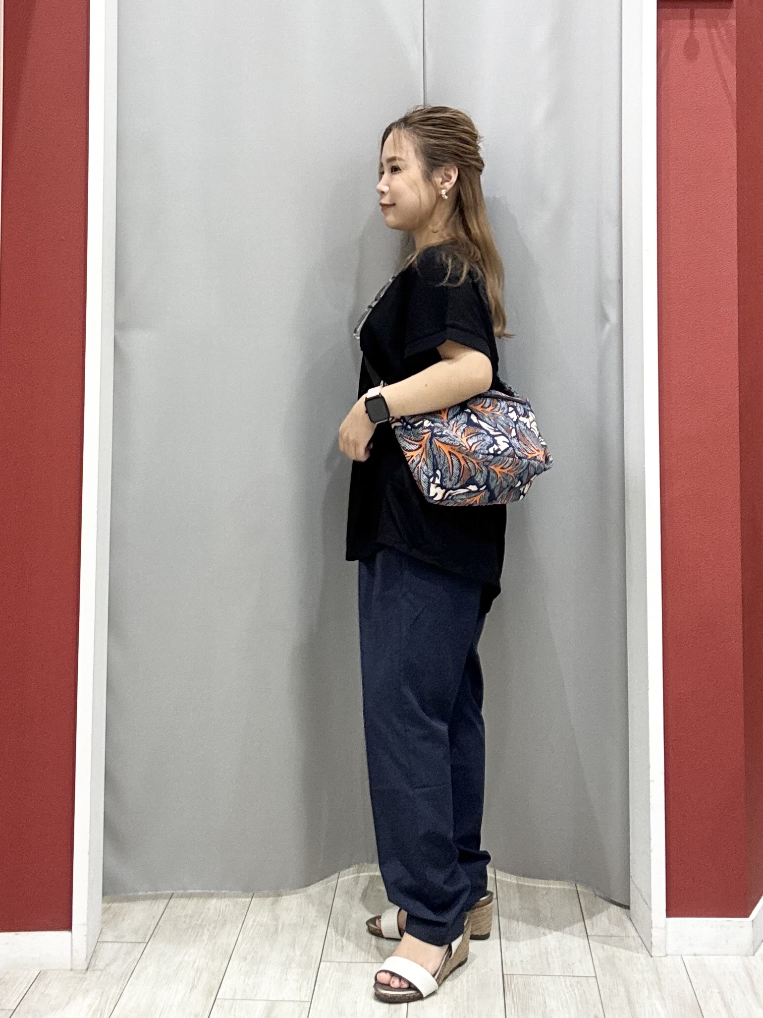 shioさんの「SHOO･LA･RUE｜【汗じみ防止/ひんやり/S-LL】インせず着られる 刺繍ロゴTシャツ」を使ったコーディネート