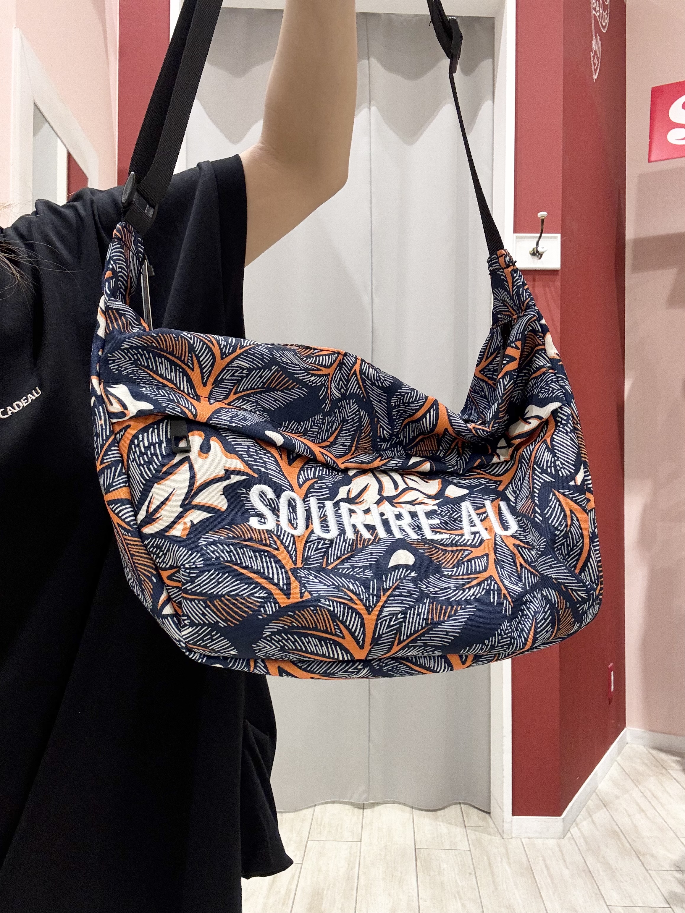 shioさんの「SHOO･LA･RUE｜【汗じみ防止/ひんやり/S-LL】インせず着られる 刺繍ロゴTシャツ」を使ったコーディネート