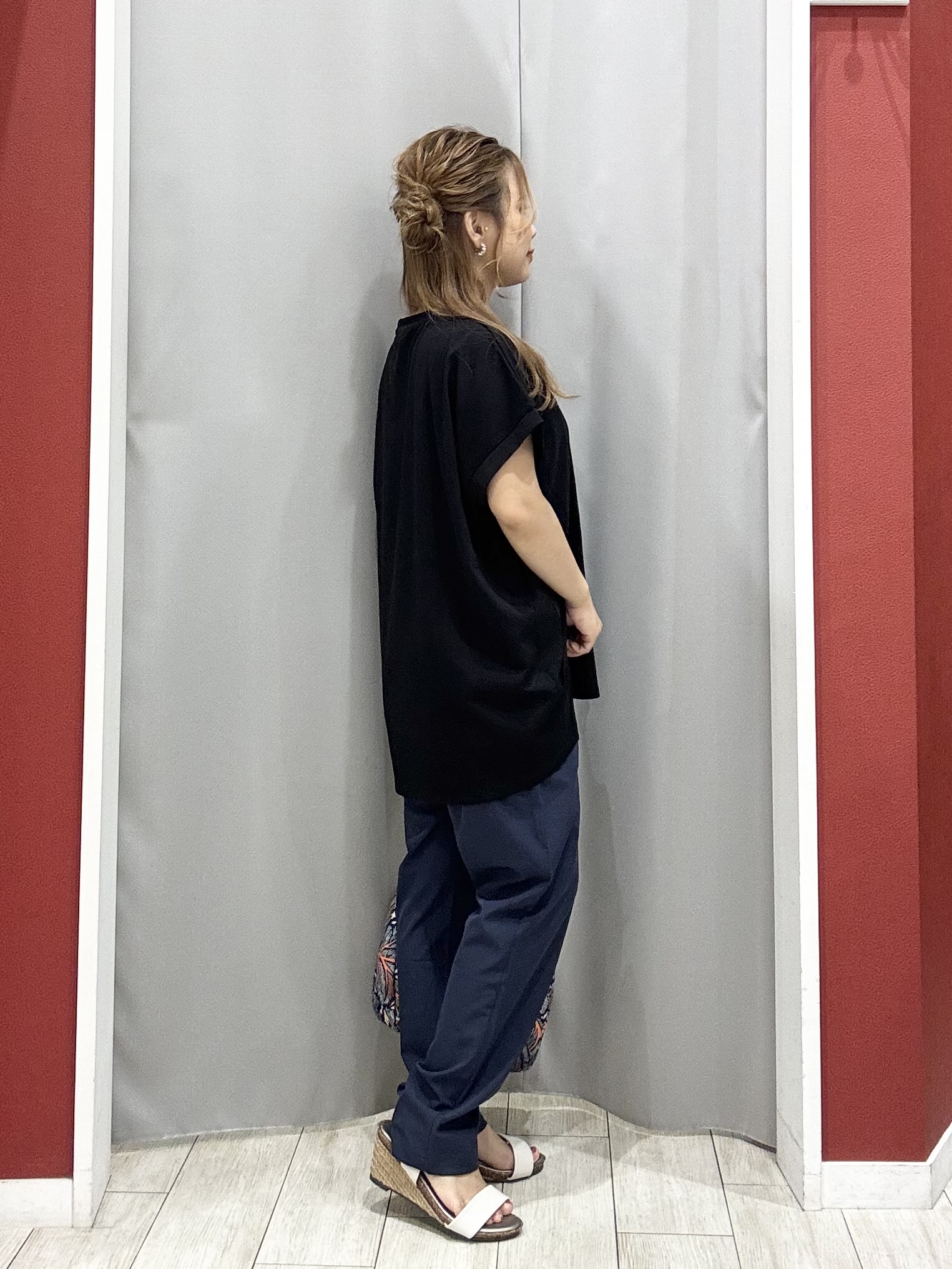 shioさんの「SHOO･LA･RUE｜【汗じみ防止/ひんやり/S-LL】インせず着られる 刺繍ロゴTシャツ」を使ったコーディネート