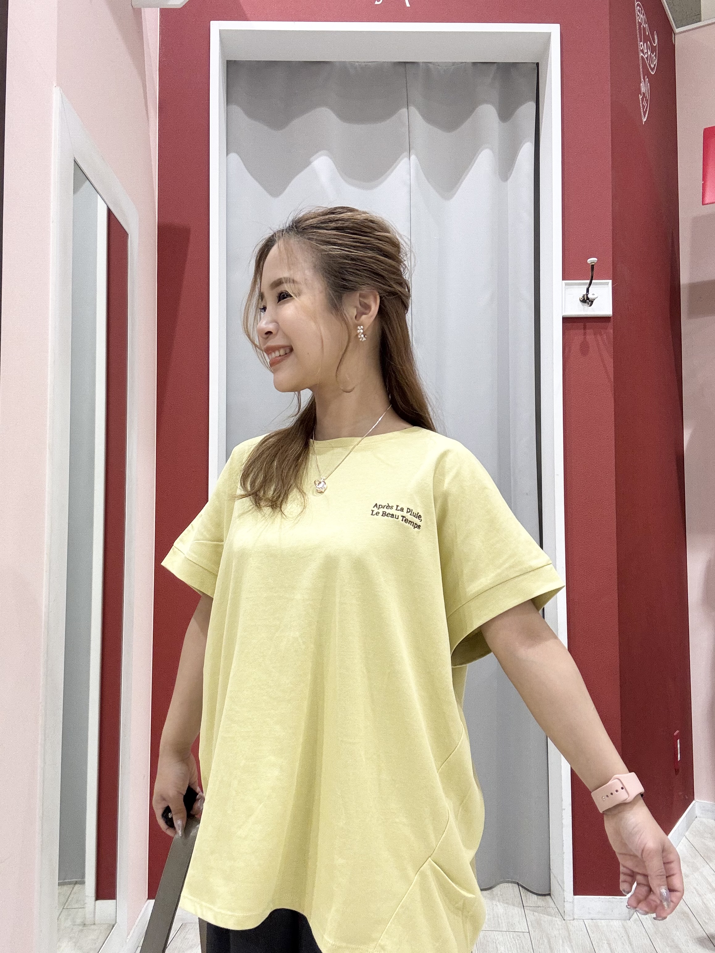 shioさんの「SHOO･LA･RUE｜【汗じみ防止/ひんやり/S-LL】インせず着られる 刺繍ロゴTシャツ」を使ったコーディネート